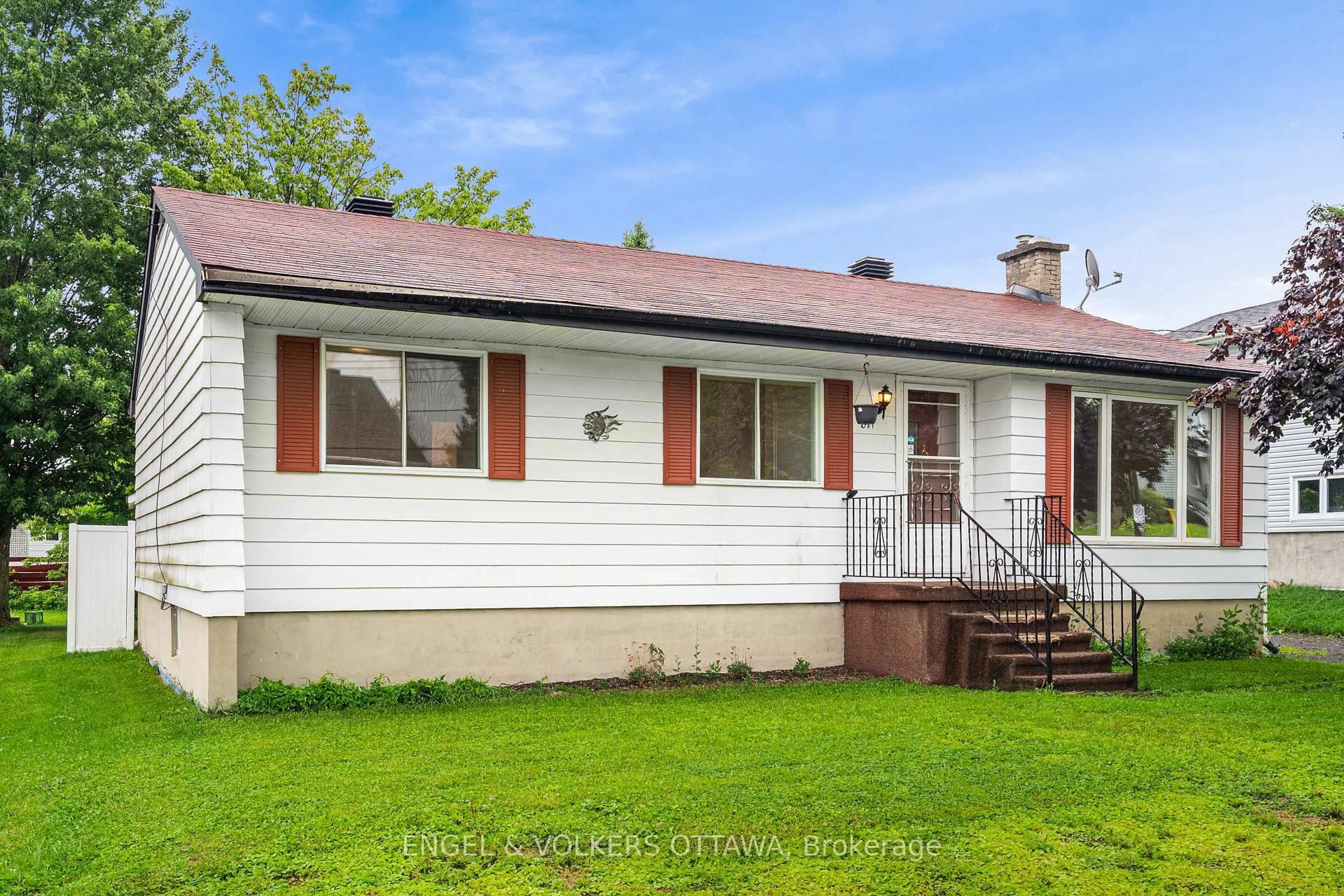 Home with vinyl exterior material, street for 871 Notre Dame St, Clarence-Rockland Ontario K4K 1G3