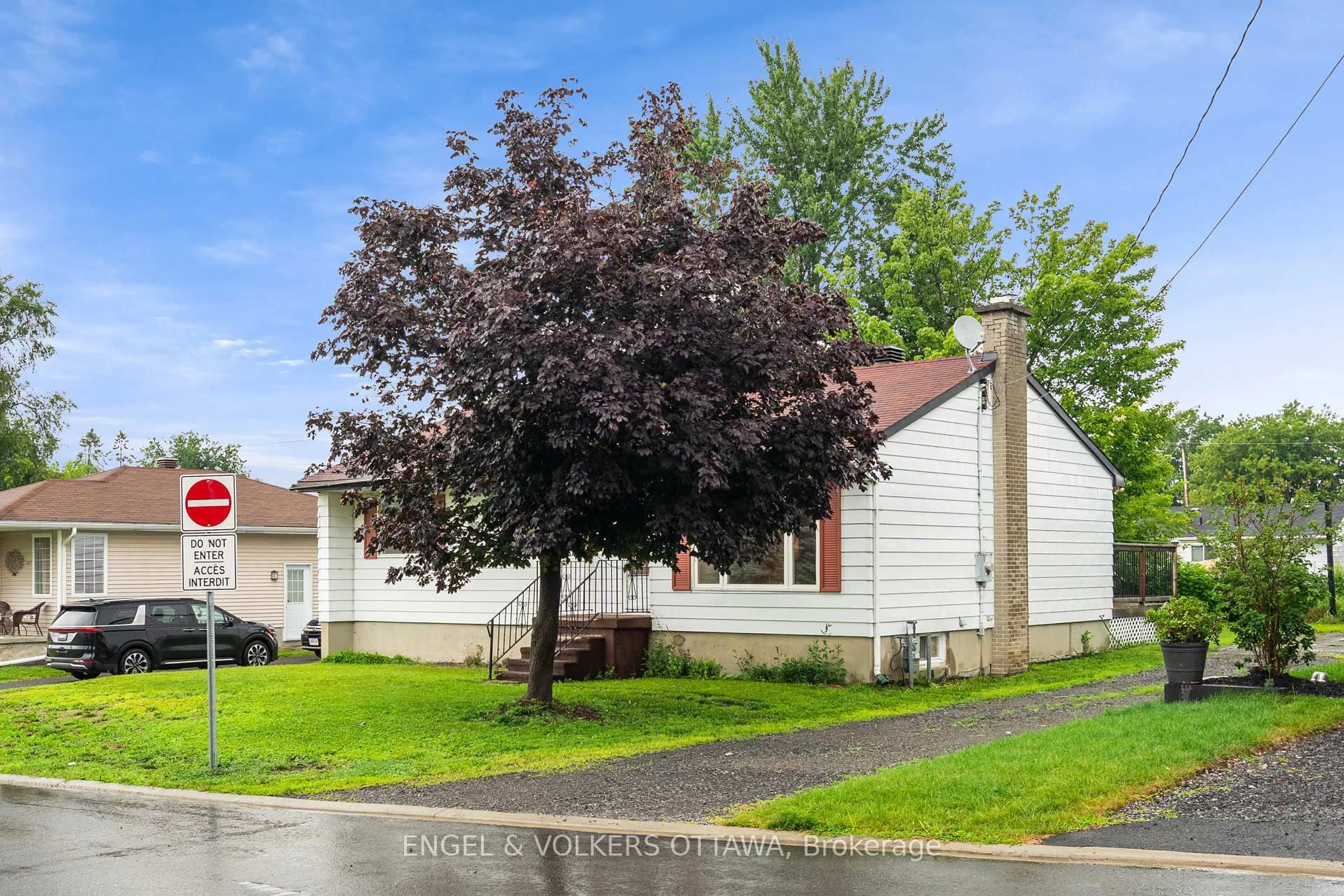 Home with vinyl exterior material, street for 871 Notre Dame St, Clarence-Rockland Ontario K4K 1G3