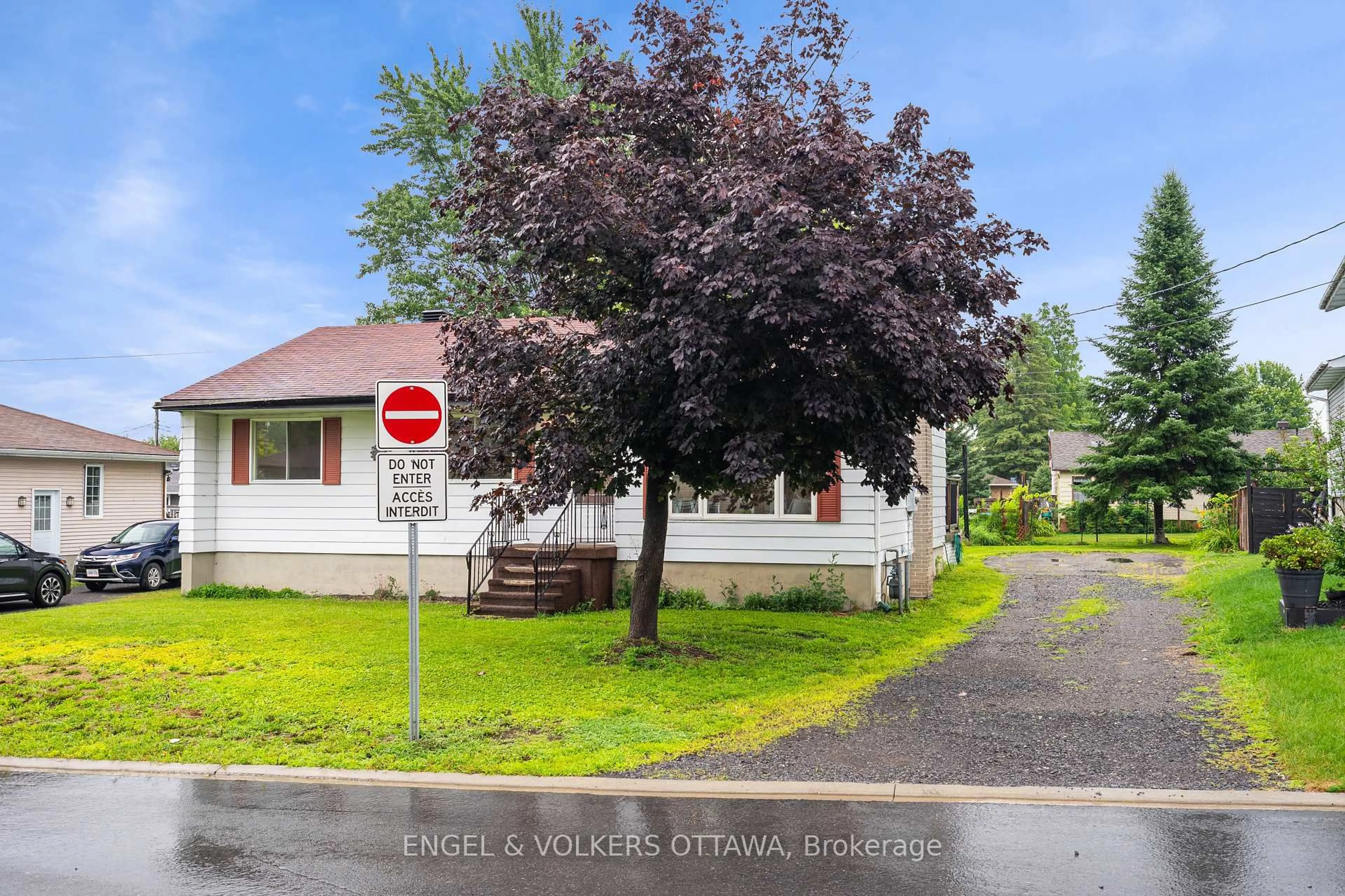 A pic from outside/outdoor area/front of a property/back of a property/a pic from drone, street for 871 Notre Dame St, Clarence-Rockland Ontario K4K 1G3