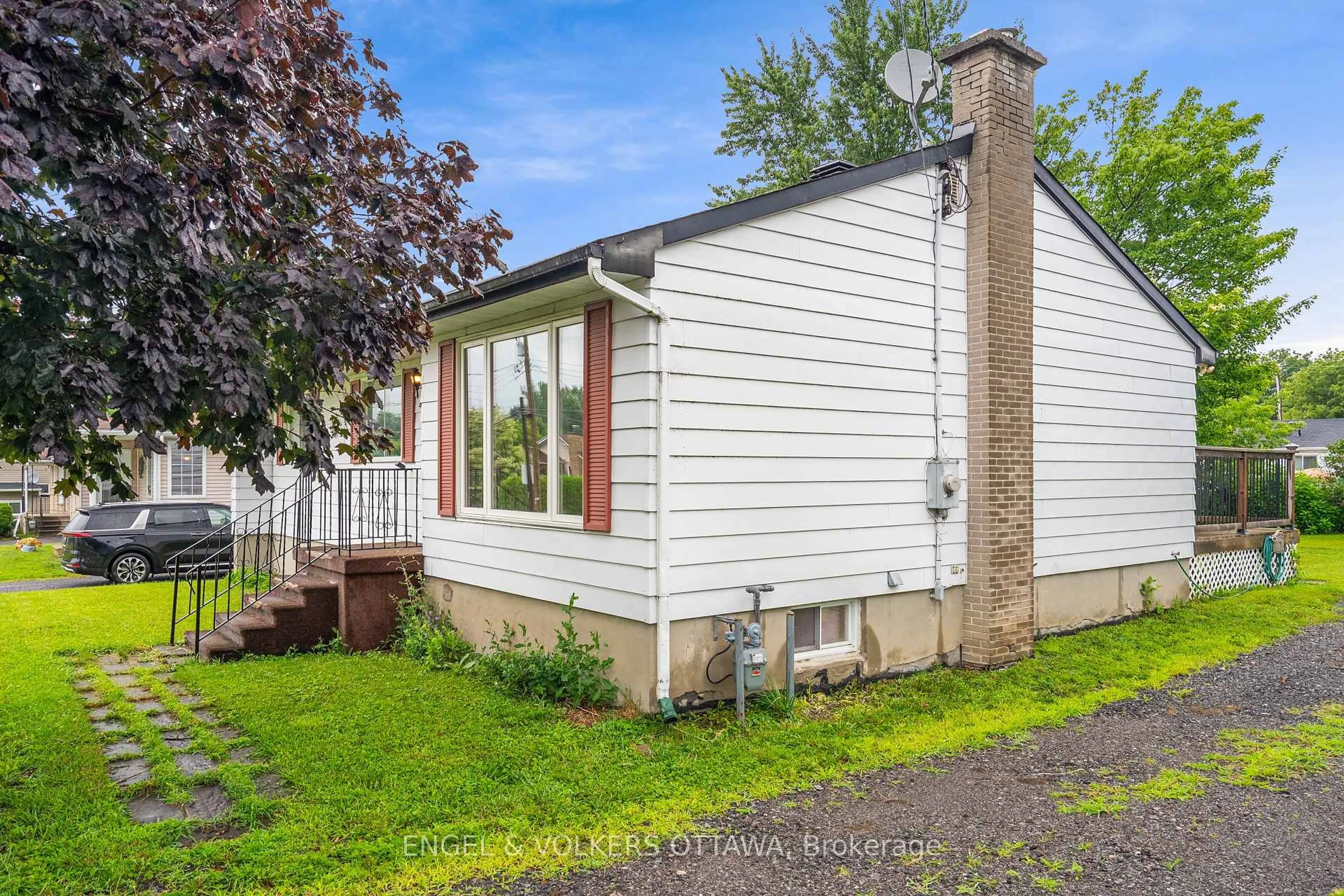 Home with vinyl exterior material, street for 871 Notre Dame St, Clarence-Rockland Ontario K4K 1G3
