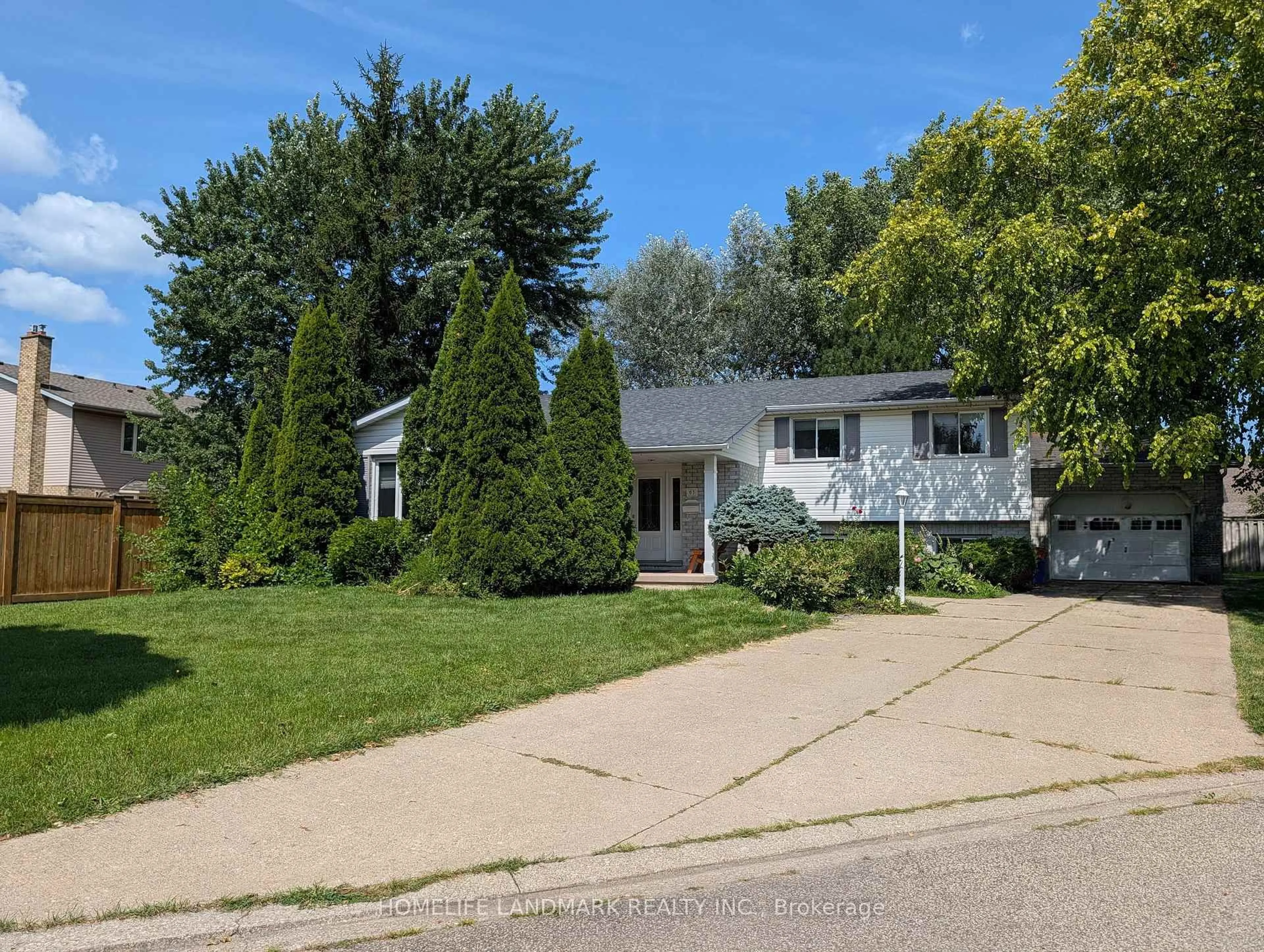 Home with vinyl exterior material, street for 3 Pacifico Pl, St. Catharines Ontario L2S 3N5