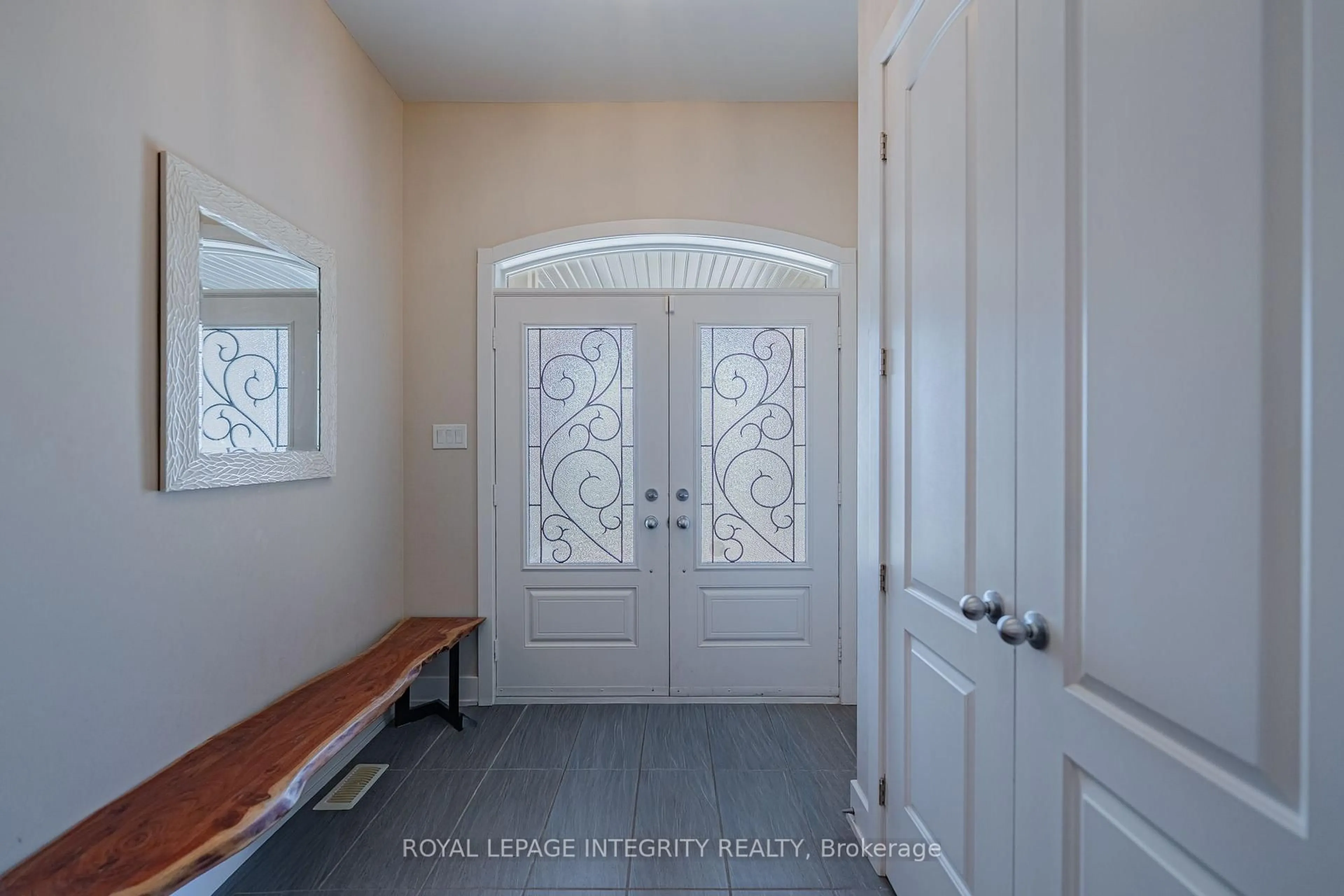 Indoor entryway for 176 ESCARPMENT Cres, Kanata Ontario K2T 0L7