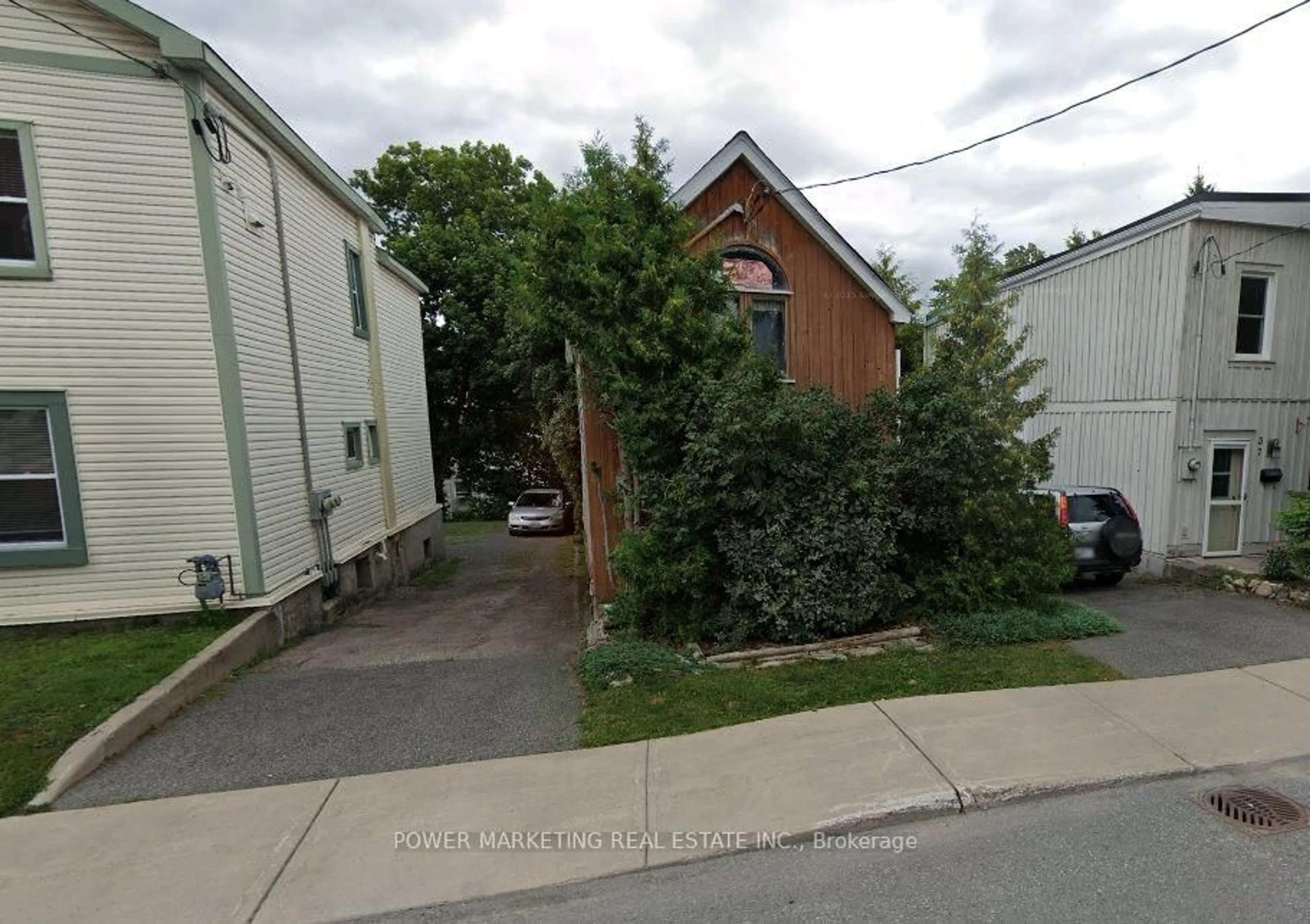 A pic from outside/outdoor area/front of a property/back of a property/a pic from drone, street for 35 PINHEY St, Ottawa Ontario K1Y 1T3