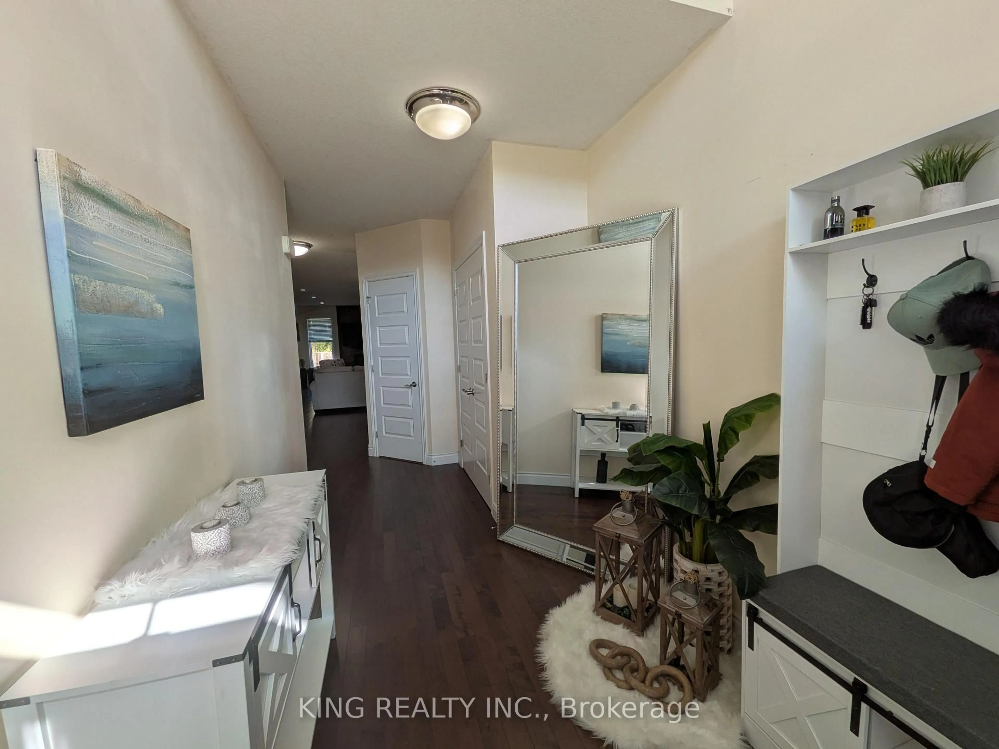 Indoor entryway for 1624 Finley Cres, London North Ontario N6G 0T1