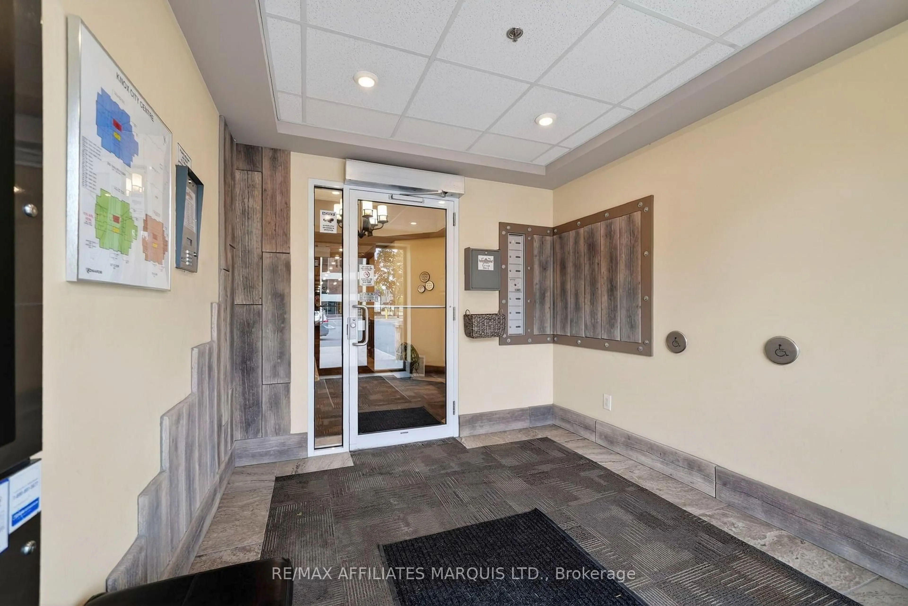 Indoor foyer for 108 Second St #401, Cornwall Ontario K6H 3H1