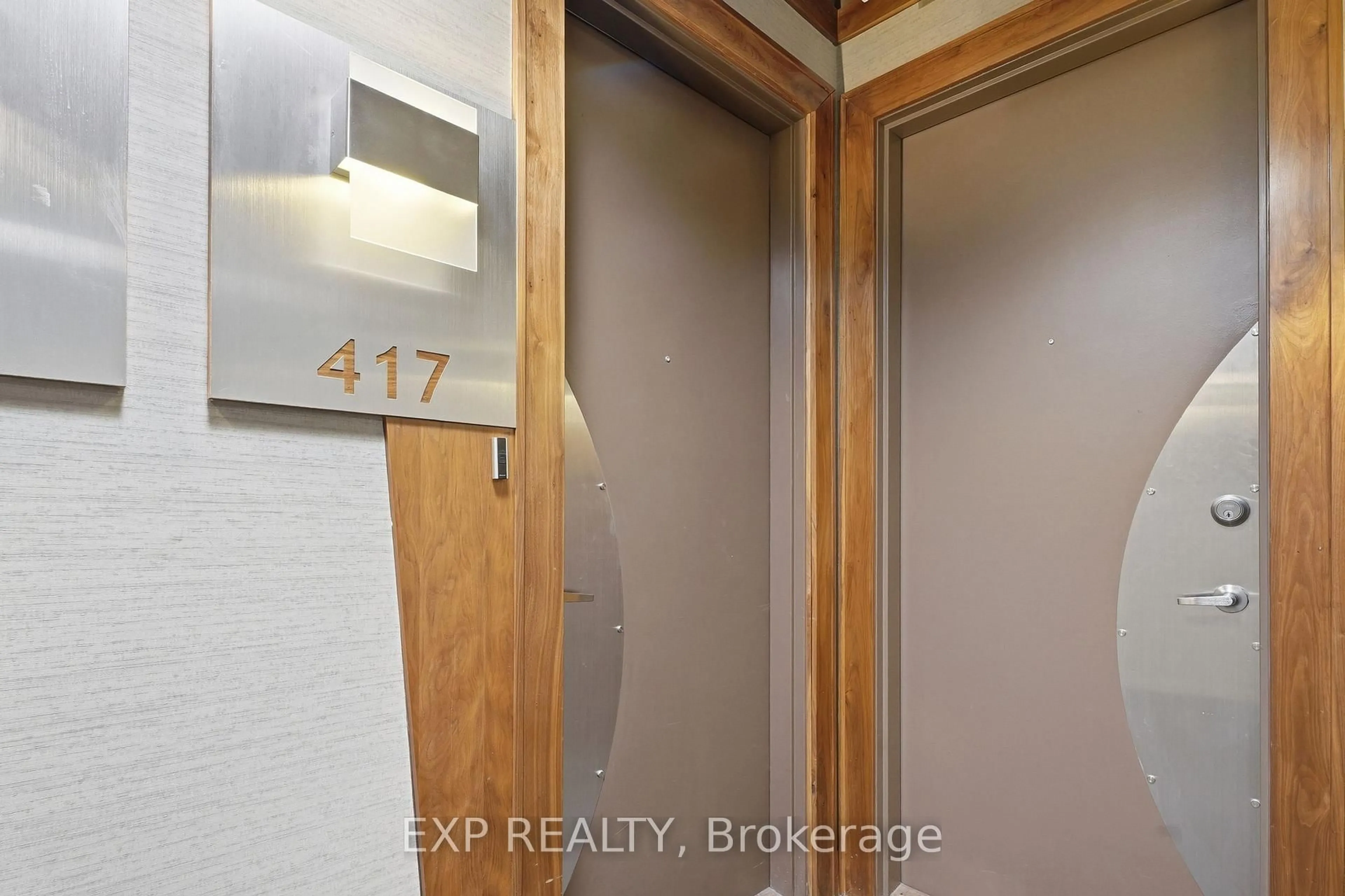 Standard bathroom, ceramic/tile floor for 112 Benton St #417, Kitchener Ontario N2G 3H6