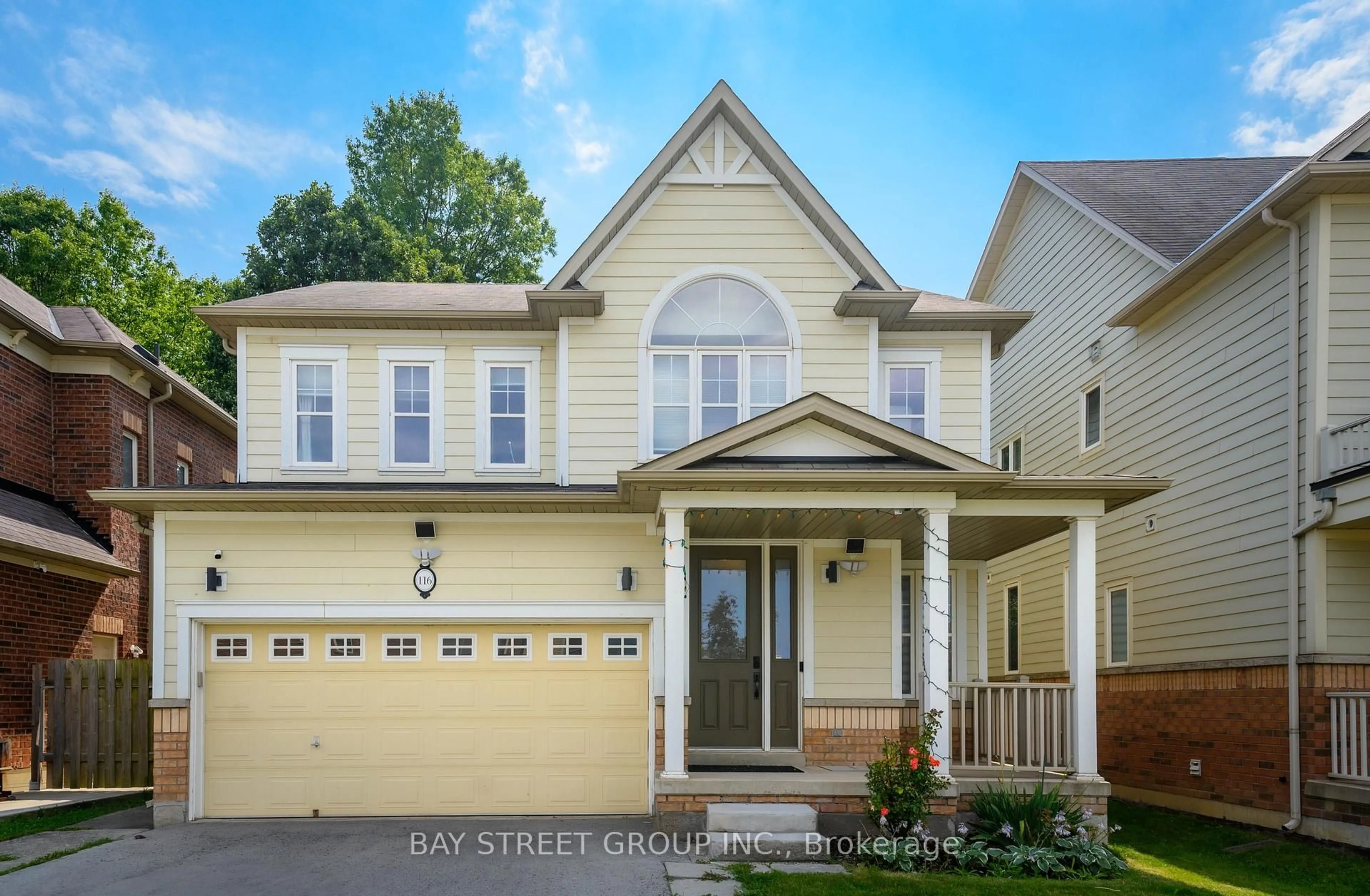 Home with vinyl exterior material, street for 116 Winterberry Blvd, Thorold Ontario L2V 0B5