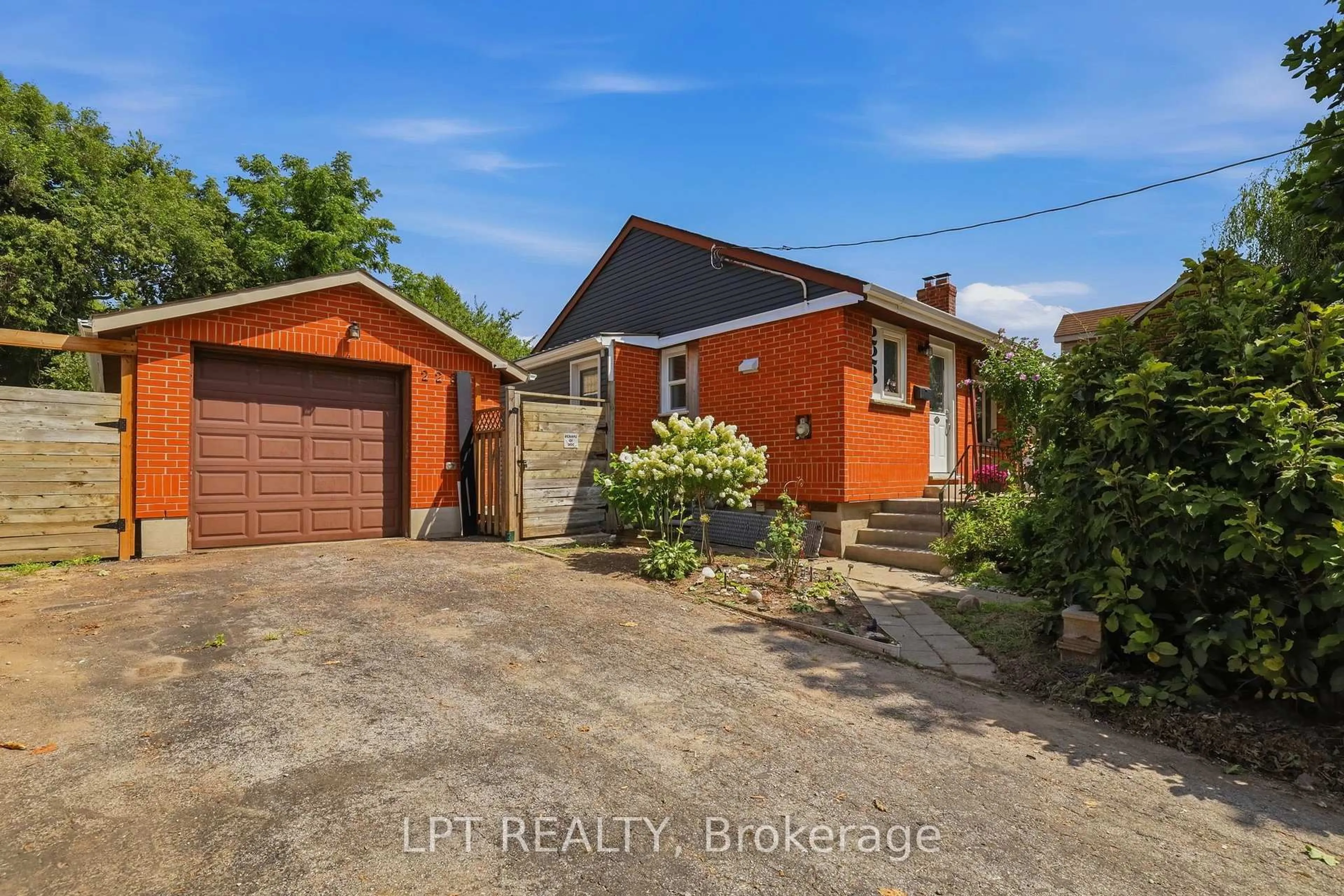 A pic from outside/outdoor area/front of a property/back of a property/a pic from drone, street for 228 Highbury Ave, London East Ontario N5Z 2W7