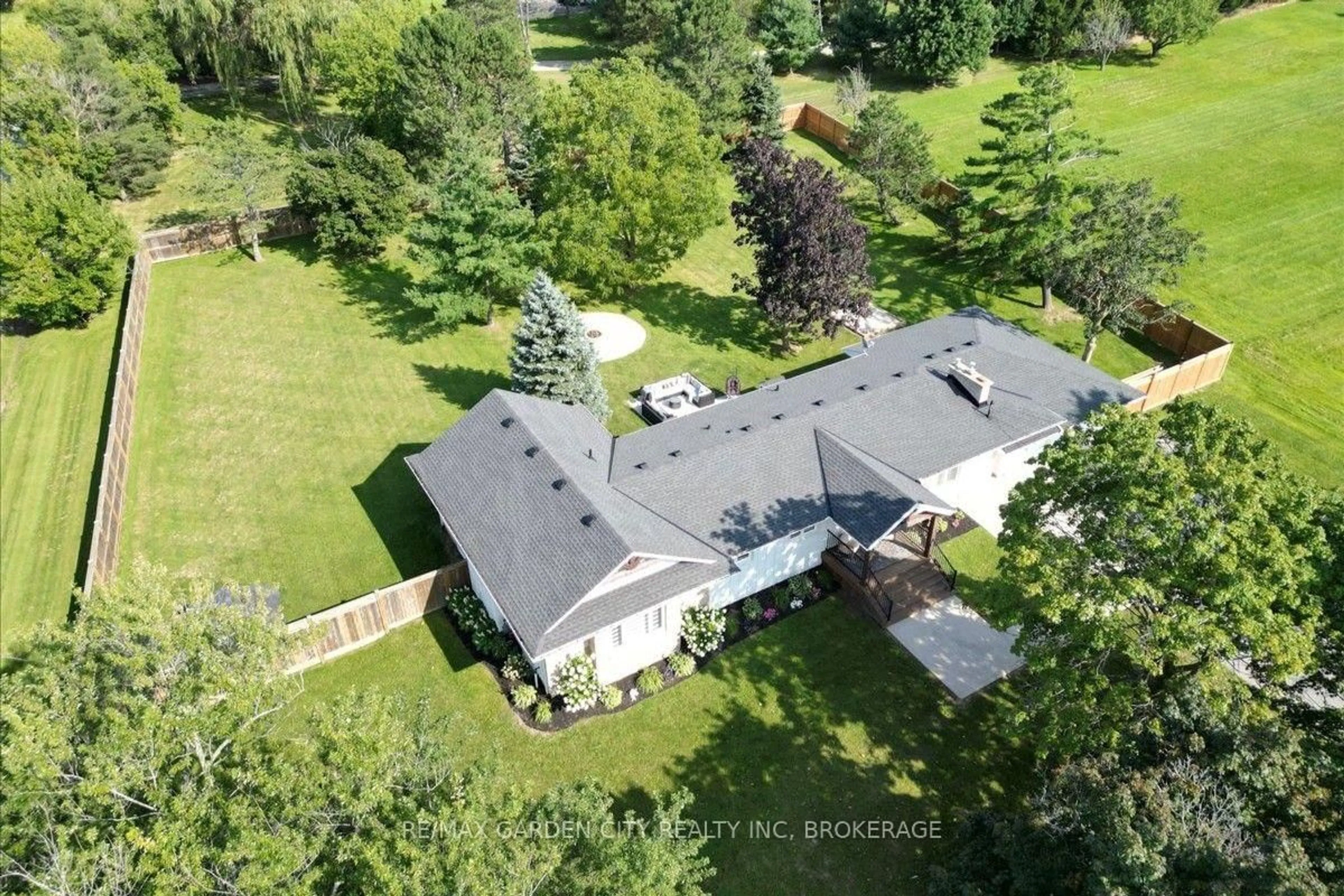 A pic from outside/outdoor area/front of a property/back of a property/a pic from drone, unknown for 1581 Rice Rd, Pelham Ontario L0S 1E6