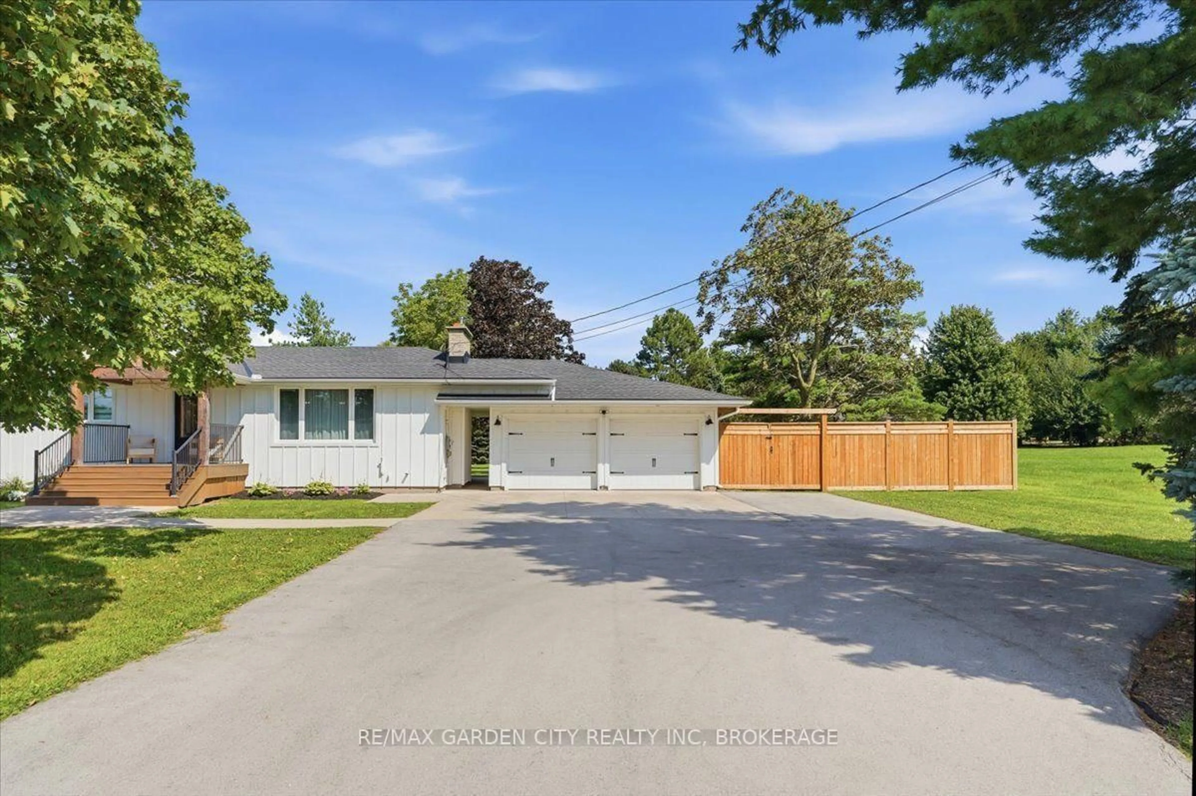 A pic from outside/outdoor area/front of a property/back of a property/a pic from drone, street for 1581 Rice Rd, Pelham Ontario L0S 1E6
