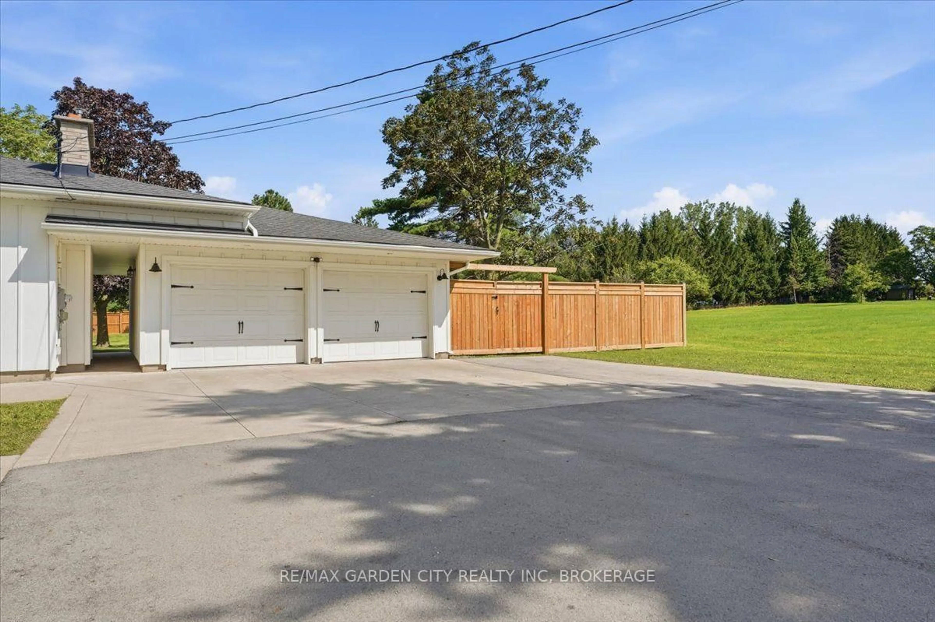A pic from outside/outdoor area/front of a property/back of a property/a pic from drone, street for 1581 Rice Rd, Pelham Ontario L0S 1E6