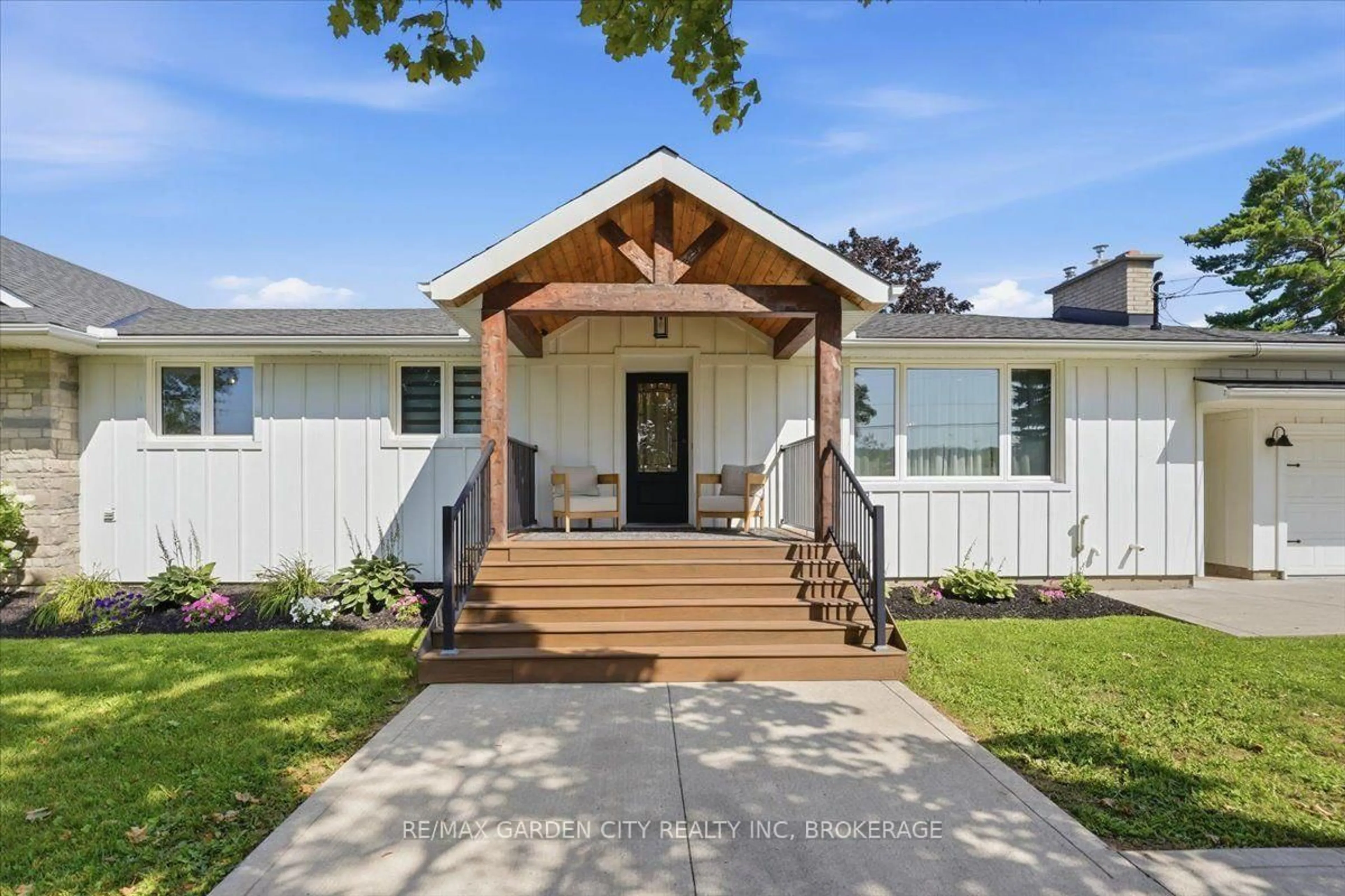 Home with vinyl exterior material, street for 1581 Rice Rd, Pelham Ontario L0S 1E6