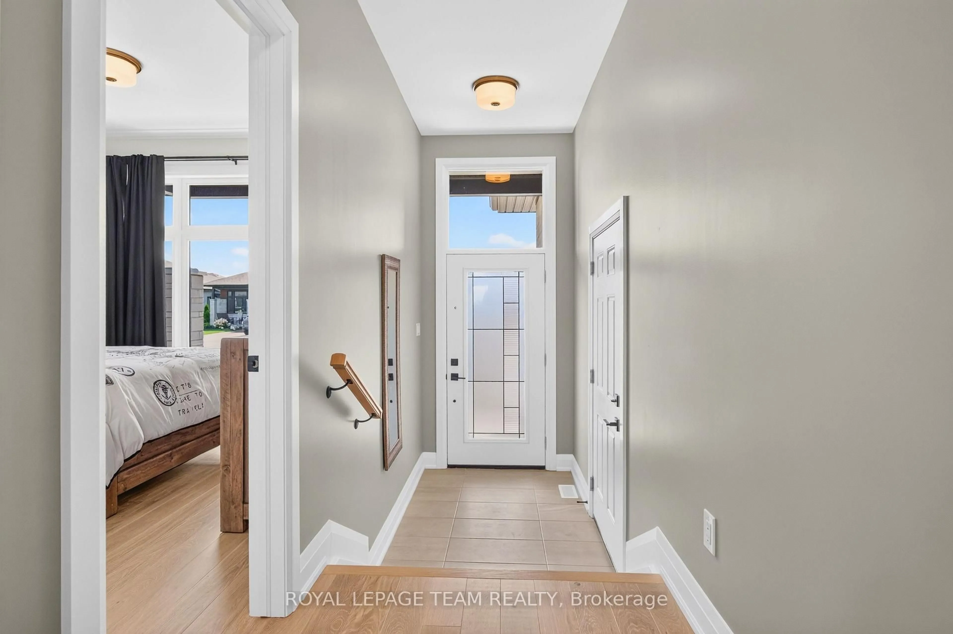 Indoor entryway for 816 Namur St, Russell Ontario K0A 1W0