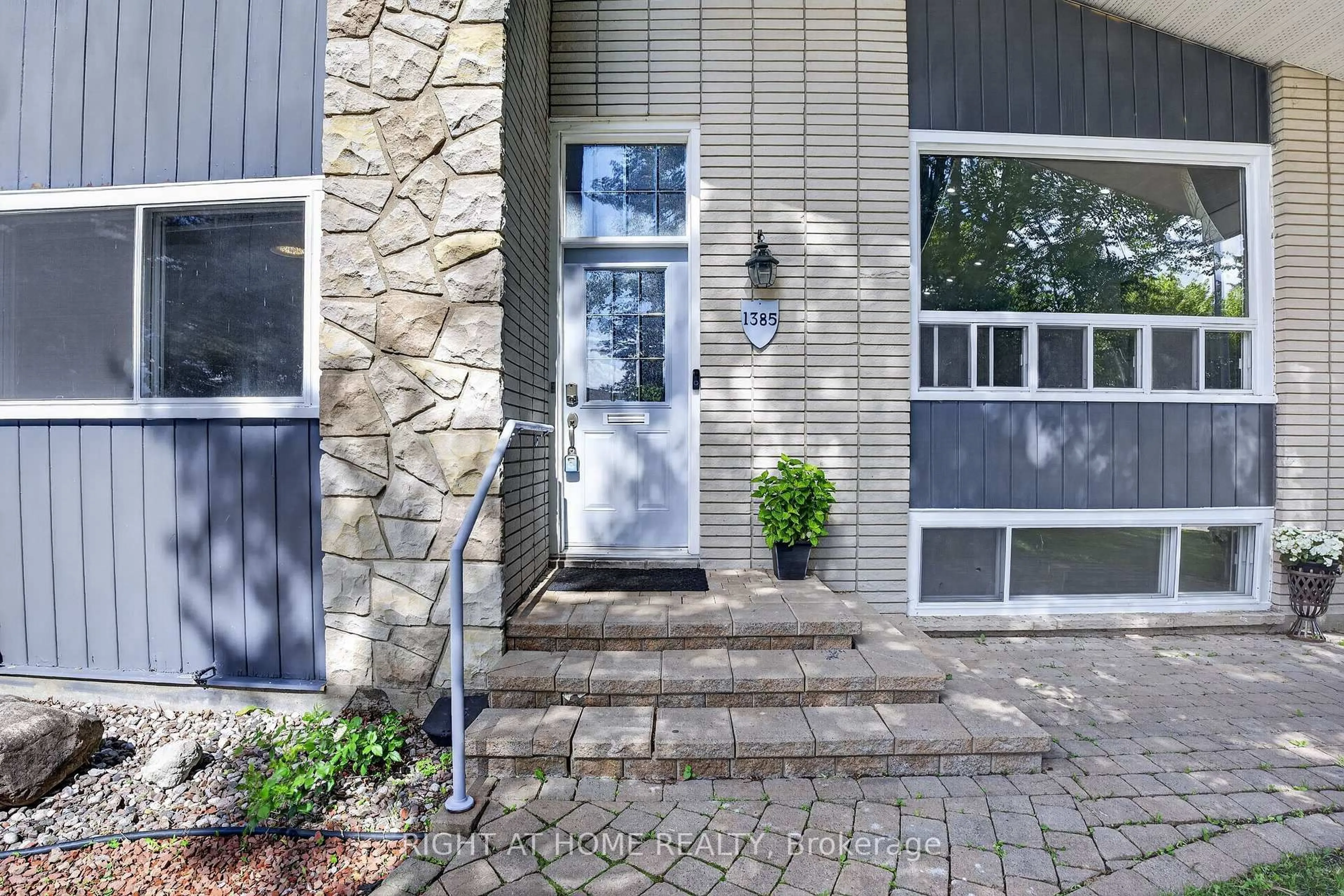 Indoor entryway for 1385 Chartrand Ave, Orleans Ontario K1E 1H9