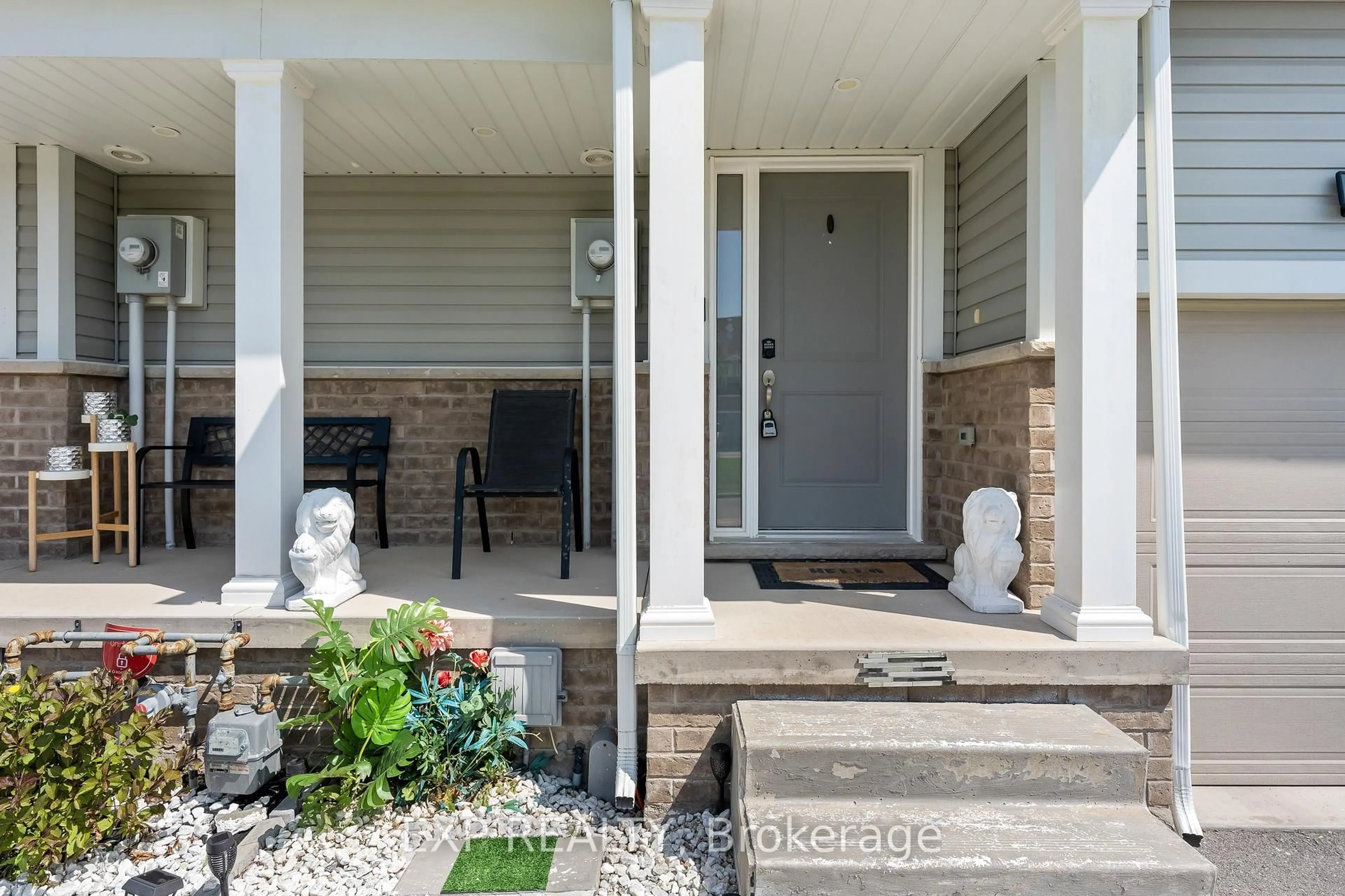 Indoor entryway for 60 Canterbury Dr #3, St. Catharines Ontario L2P 3M8