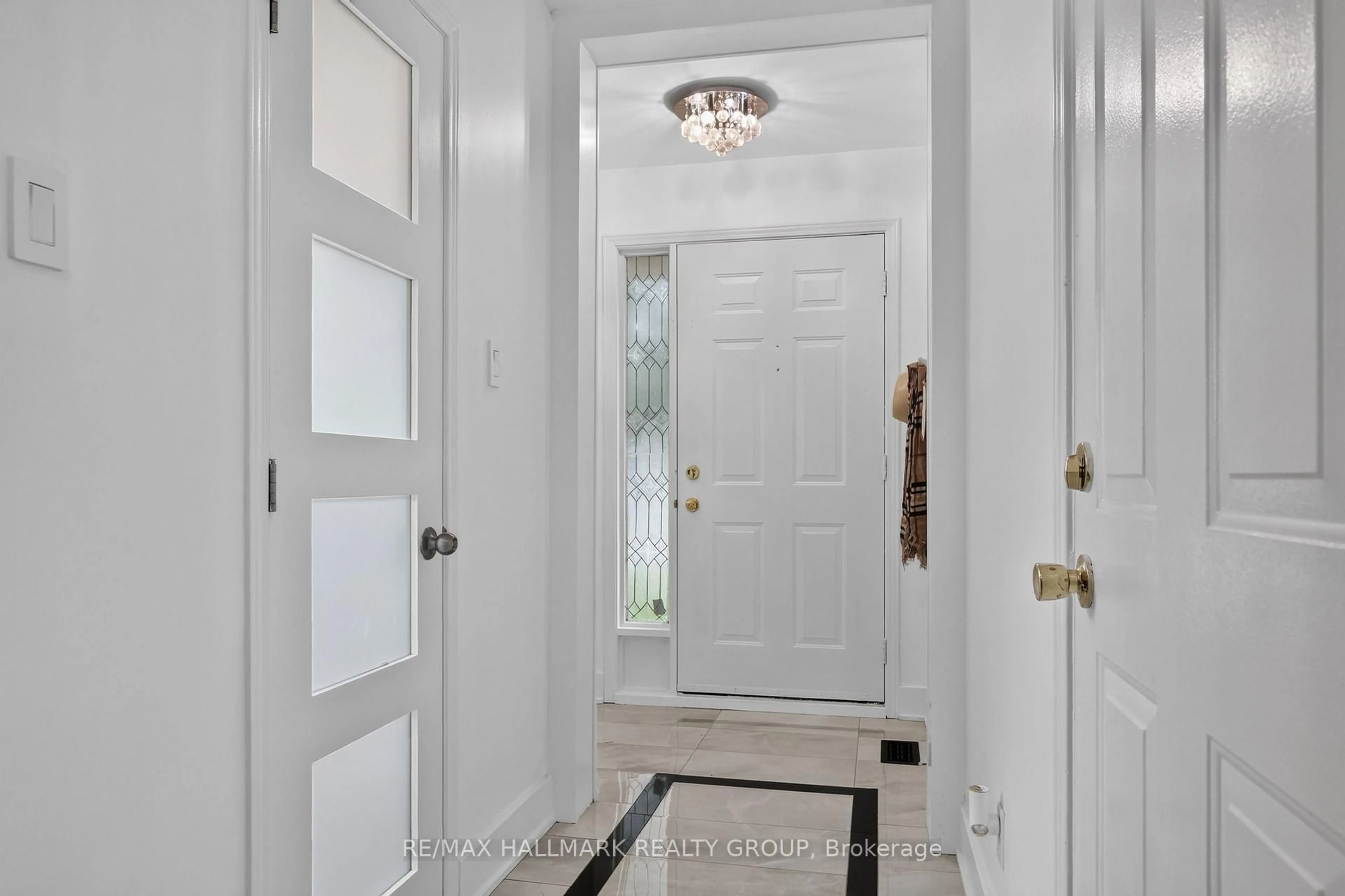Indoor entryway for 23 Whitegate Cres, Ottawa Ontario K2J 4B6