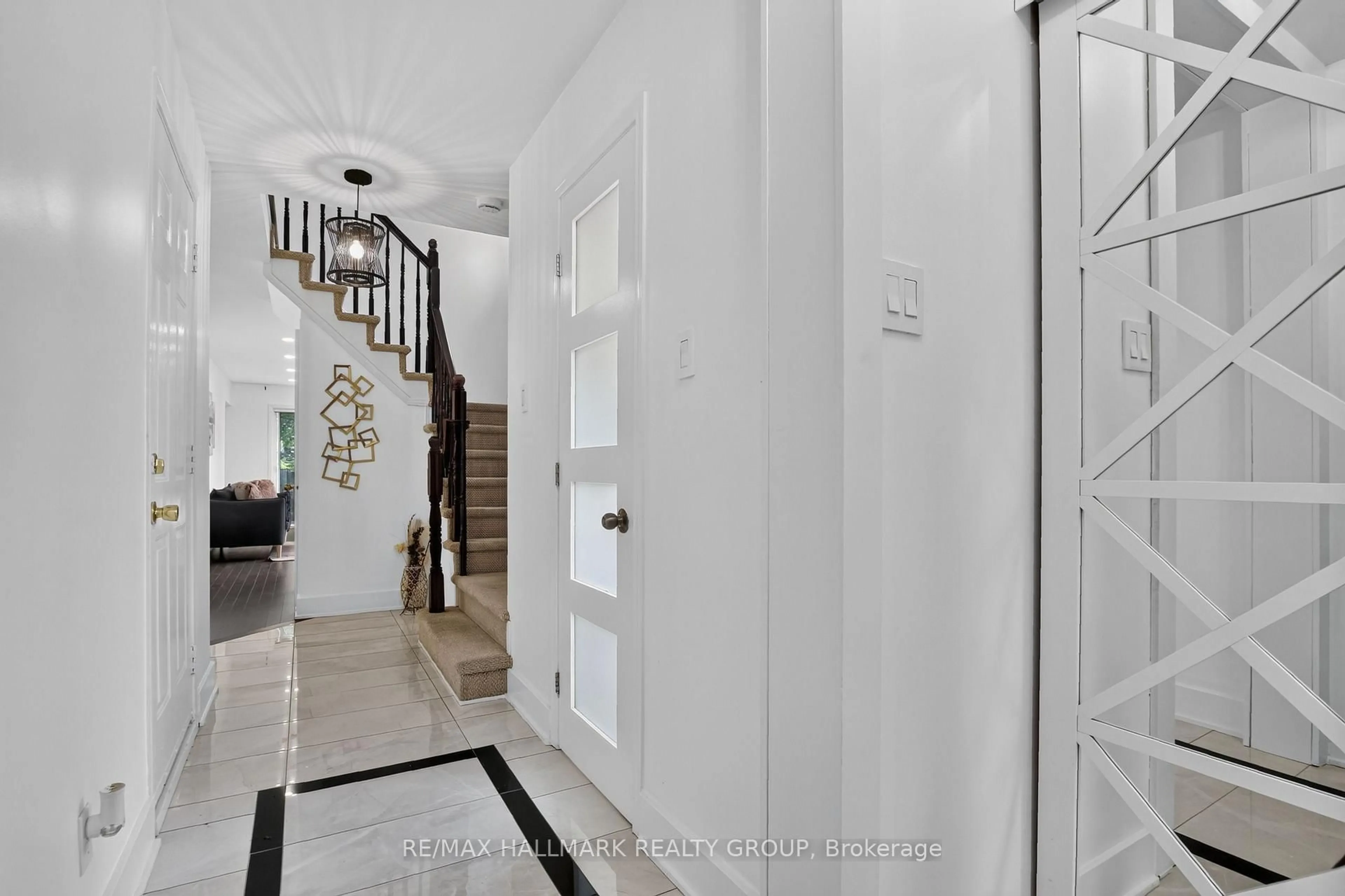 Indoor foyer for 23 Whitegate Cres, Ottawa Ontario K2J 4B6
