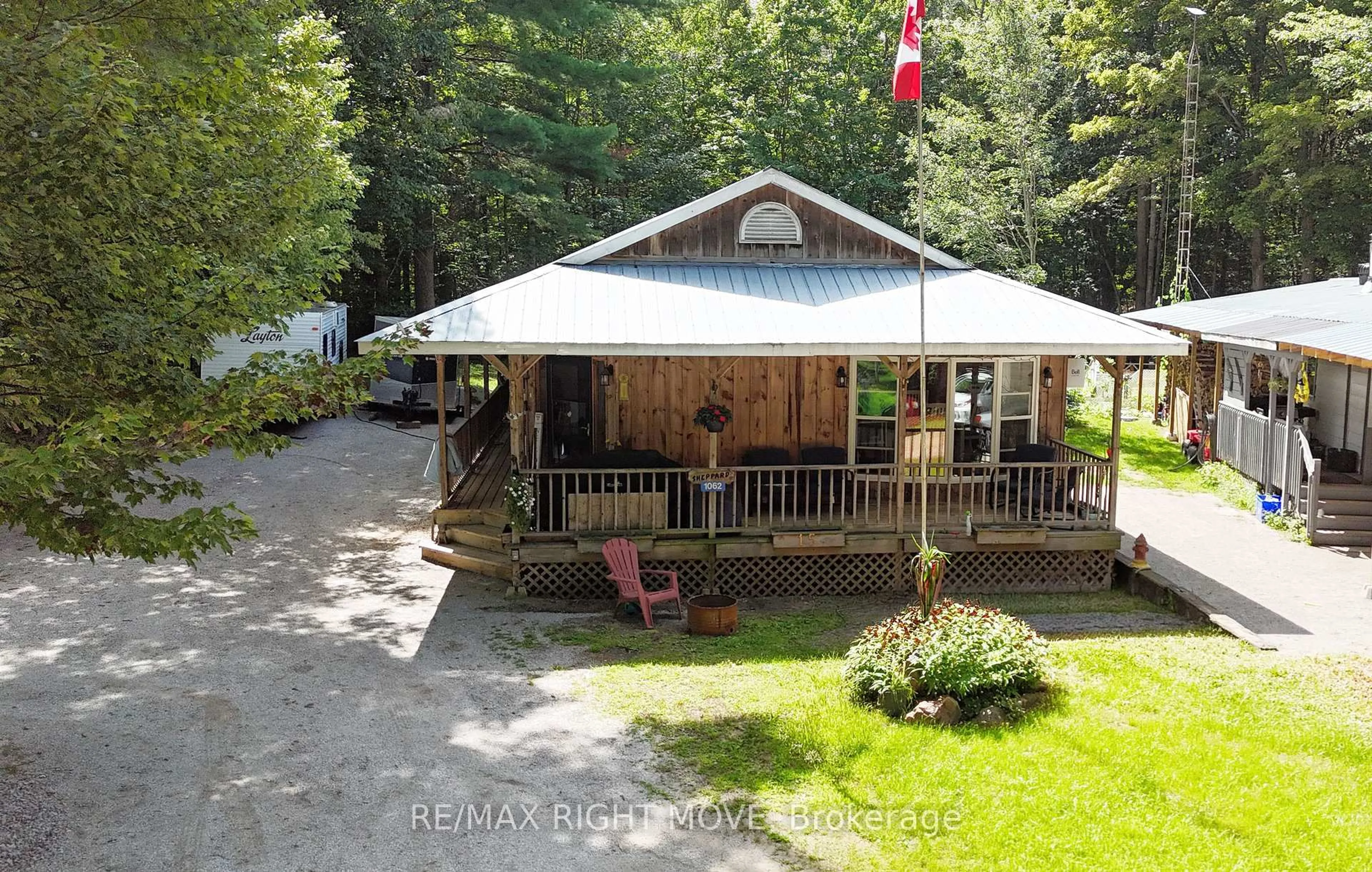 A pic from outside/outdoor area/front of a property/back of a property/a pic from drone, unknown for 1062 4 Seasons Rd, Gravenhurst Ontario P0E 1N0