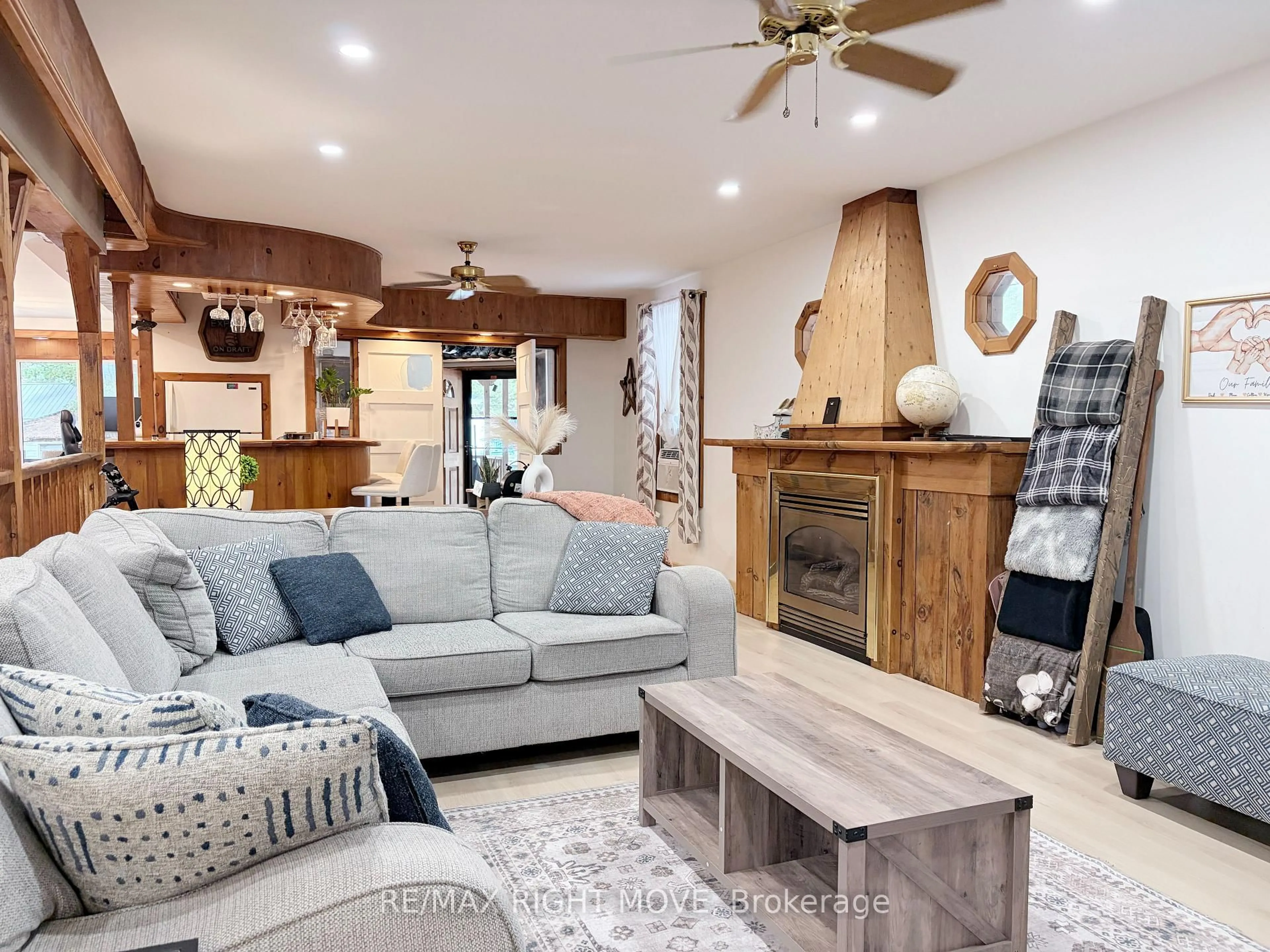Living room with furniture, unknown for 1062 4 Seasons Rd, Gravenhurst Ontario P0E 1N0