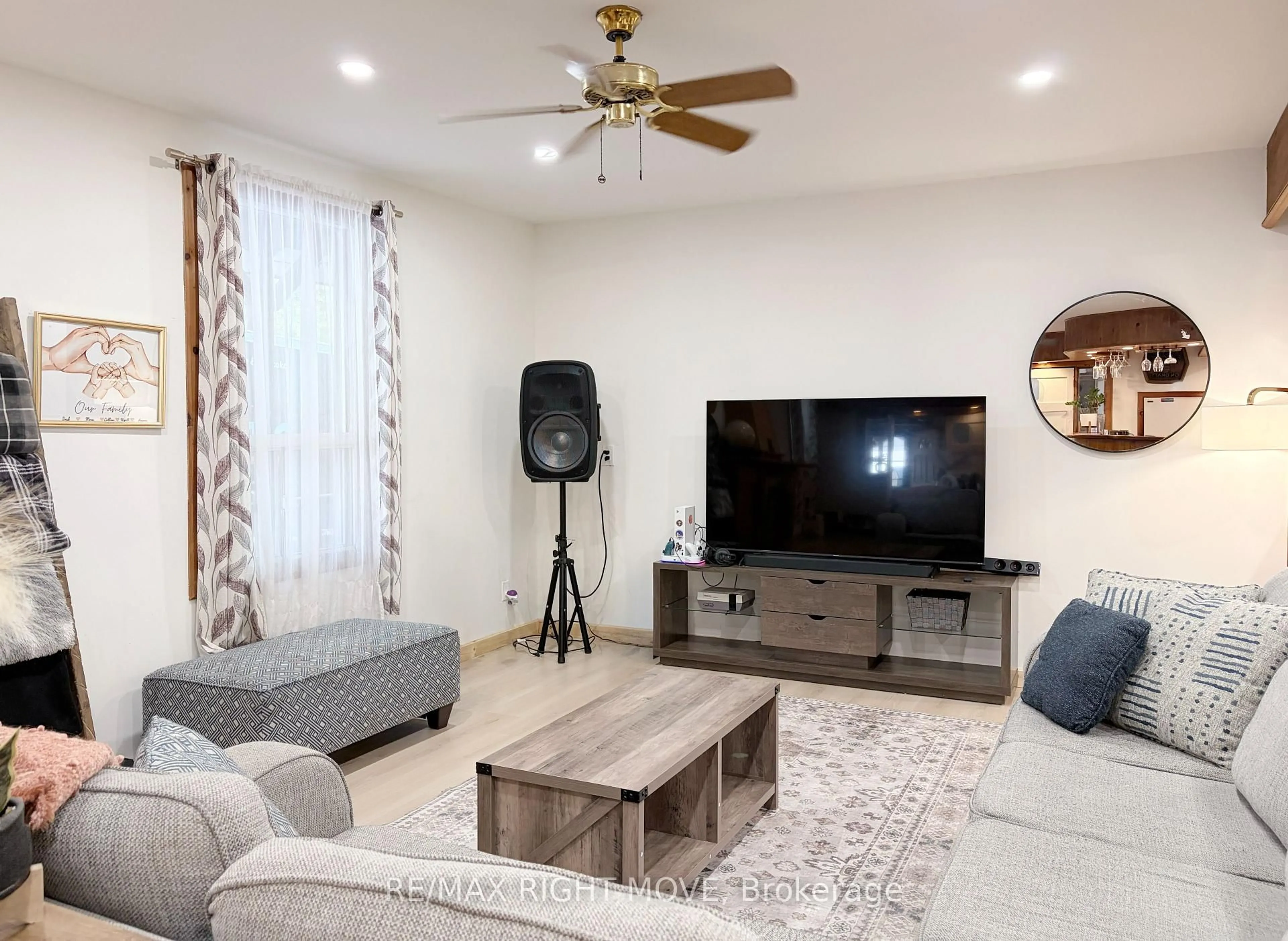Living room with furniture, unknown for 1062 4 Seasons Rd, Gravenhurst Ontario P0E 1N0
