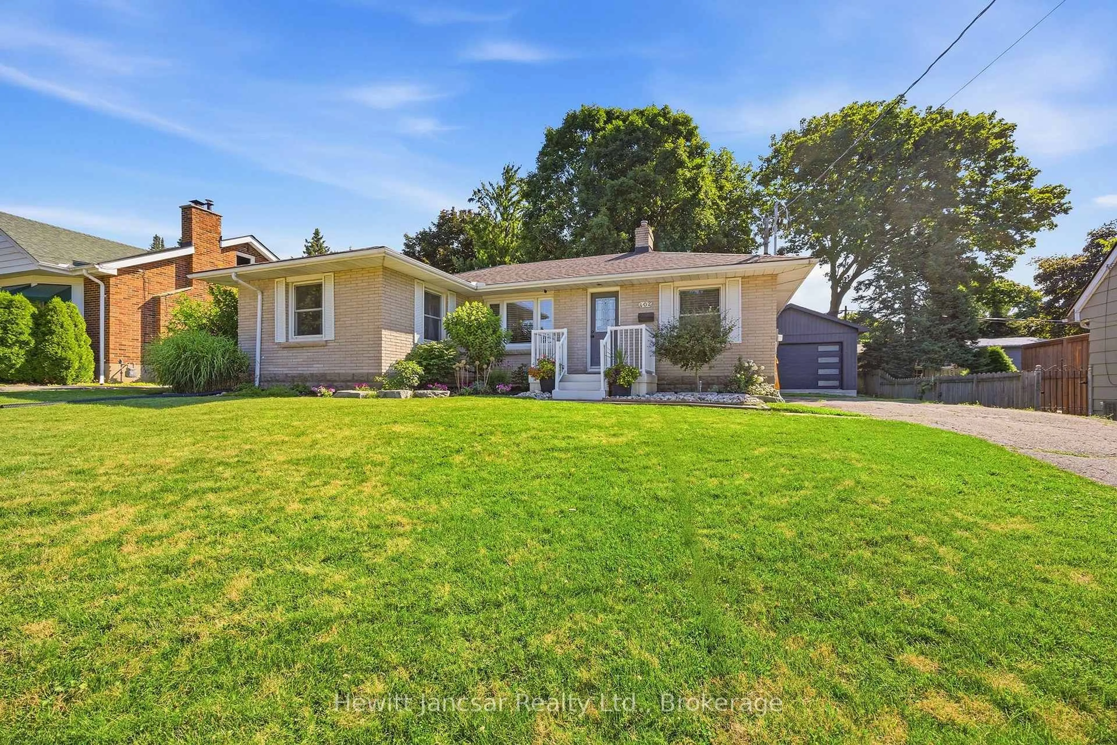A pic from outside/outdoor area/front of a property/back of a property/a pic from drone, street for 402 Wellington St, Woodstock Ontario N4S 6S7