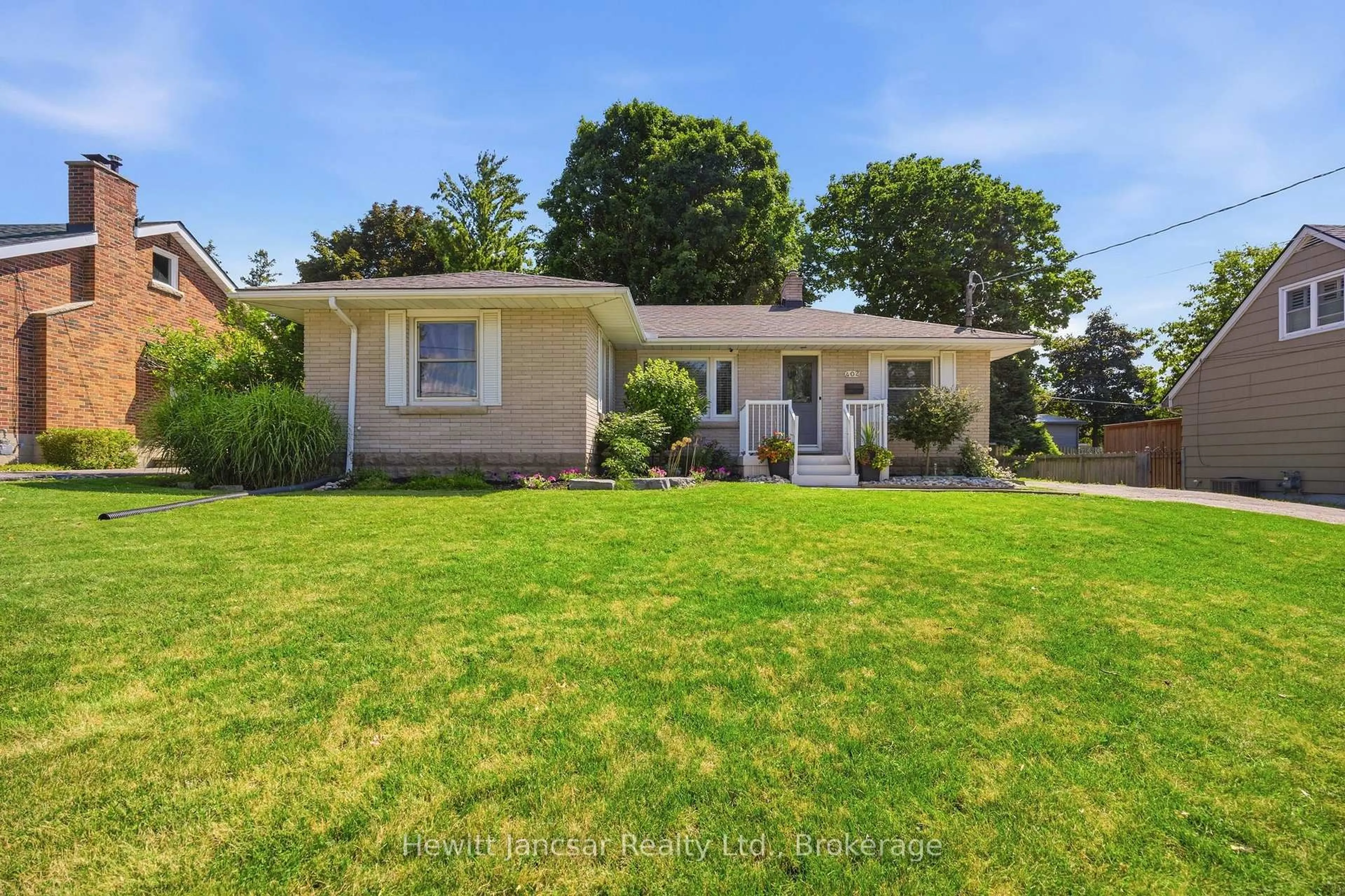 A pic from outside/outdoor area/front of a property/back of a property/a pic from drone, street for 402 Wellington St, Woodstock Ontario N4S 6S7