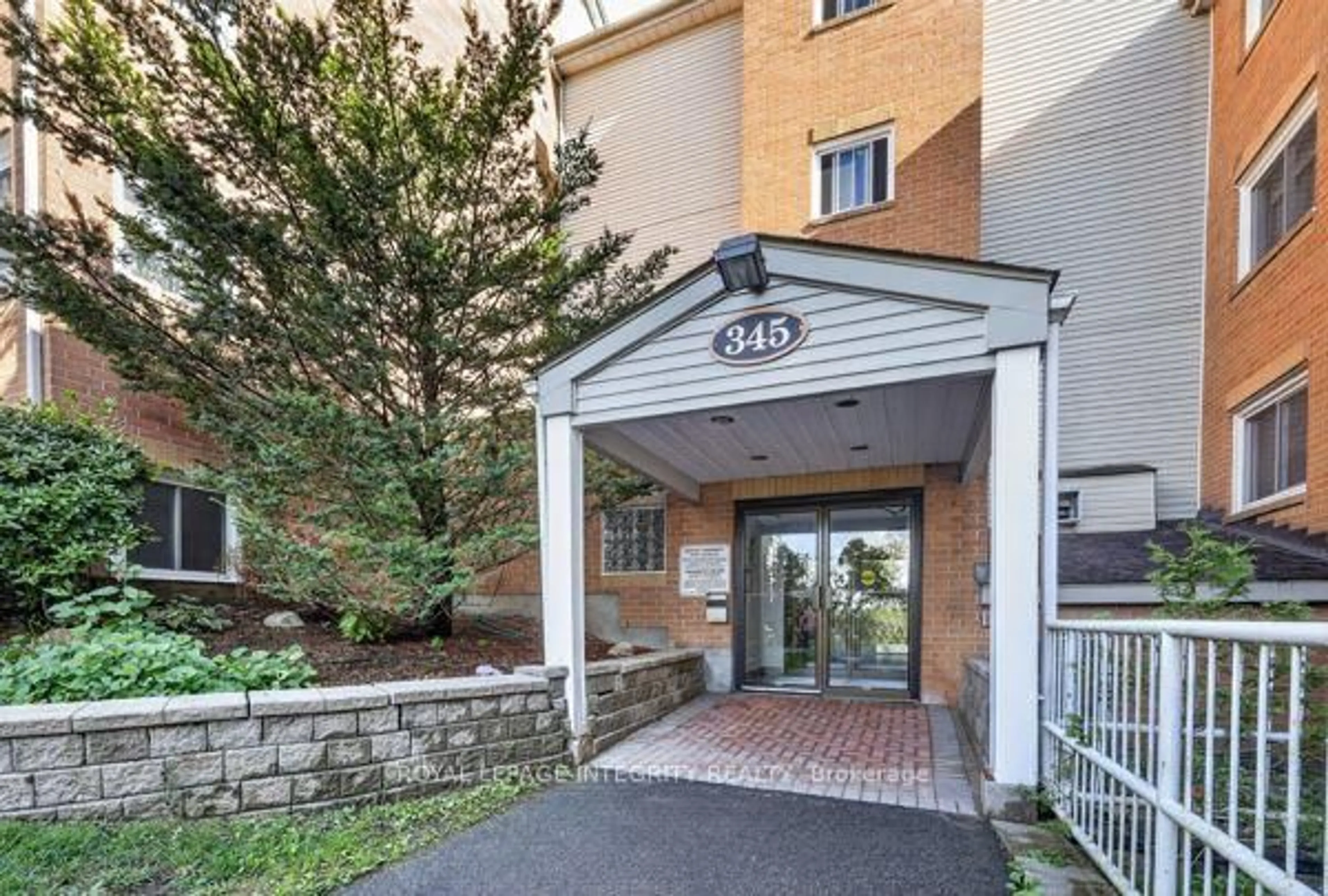 Indoor foyer for 345 Centrum Blvd #404, Ottawa Ontario K1E 3W9
