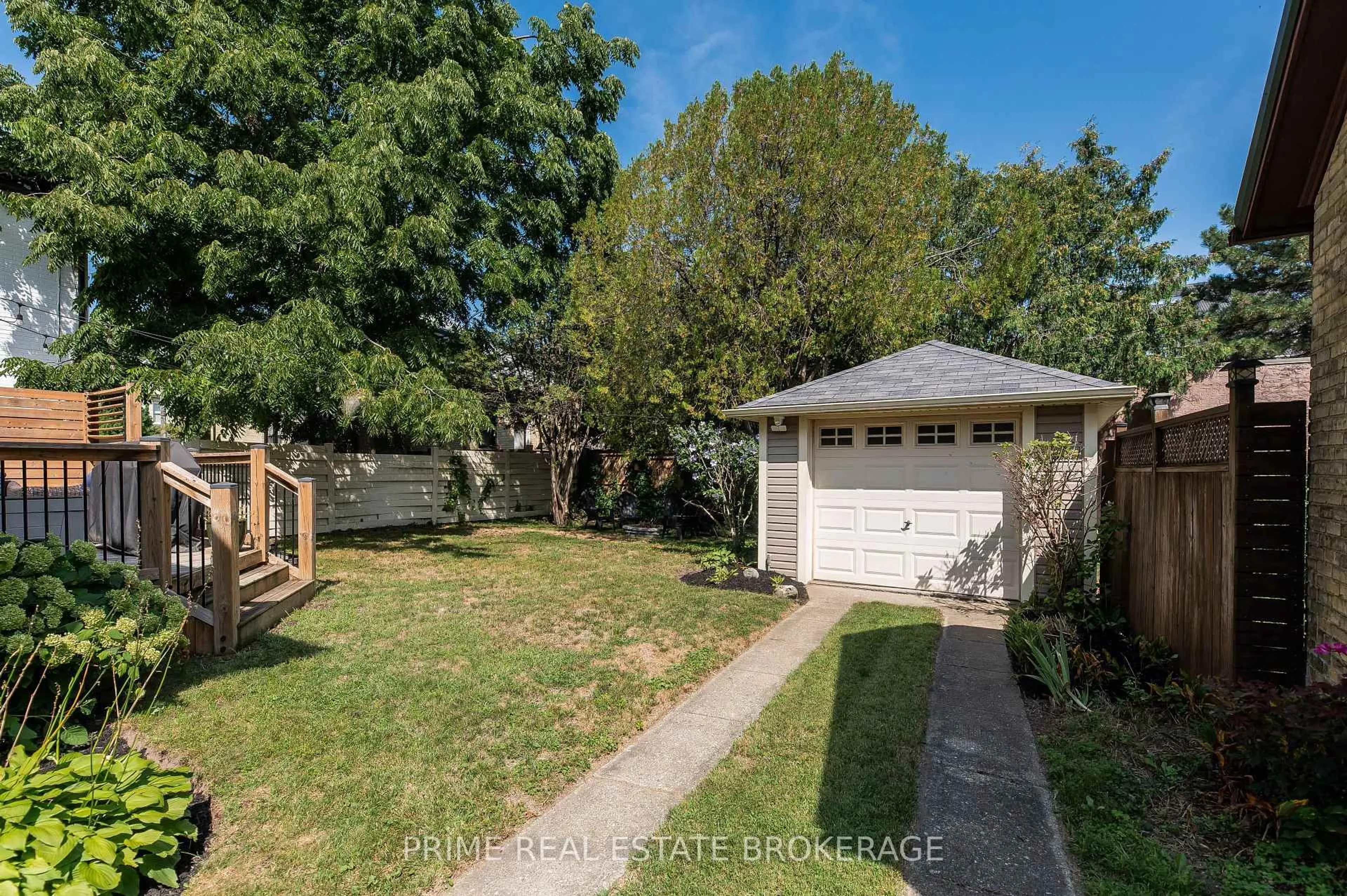 A pic from outside/outdoor area/front of a property/back of a property/a pic from drone, street for 29 Wellington St, St. Thomas Ontario N5R 2P5