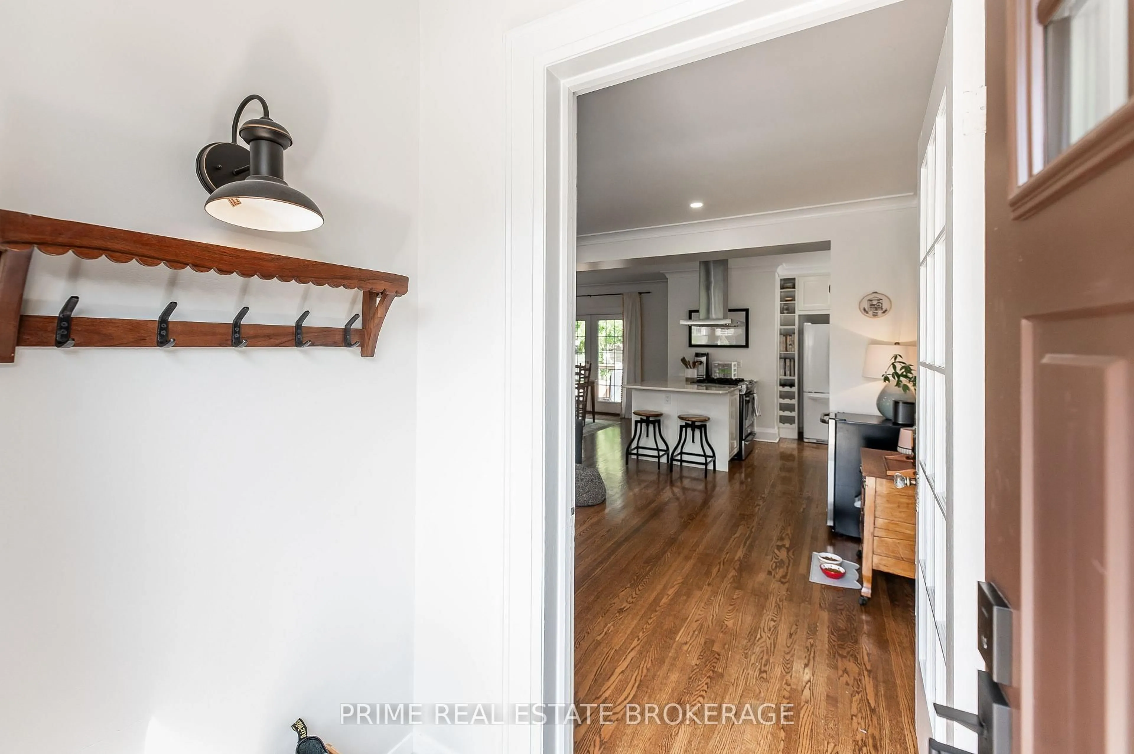 Indoor entryway for 29 Wellington St, St. Thomas Ontario N5R 2P5