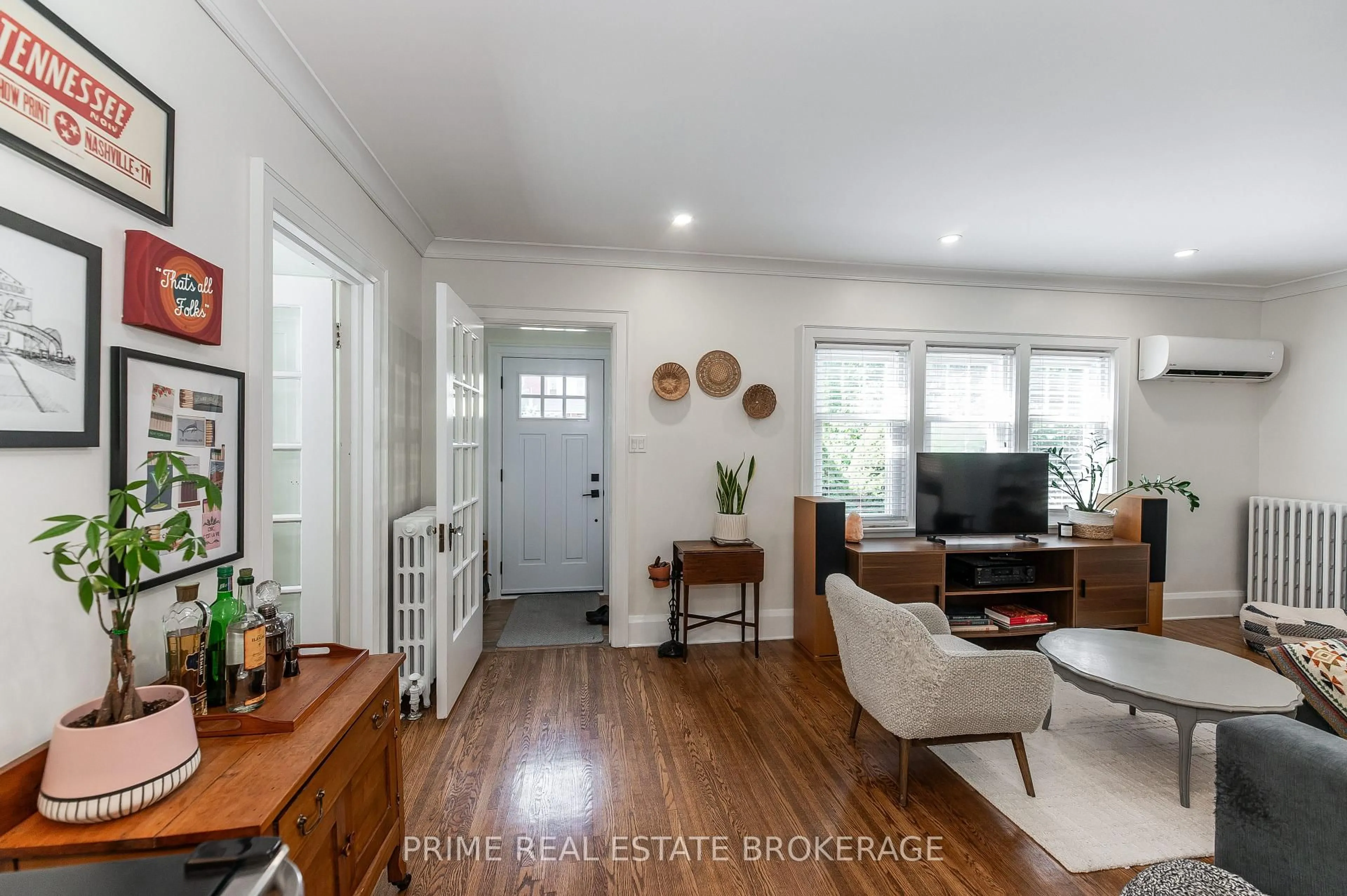 Living room with furniture, wood/laminate floor for 29 Wellington St, St. Thomas Ontario N5R 2P5