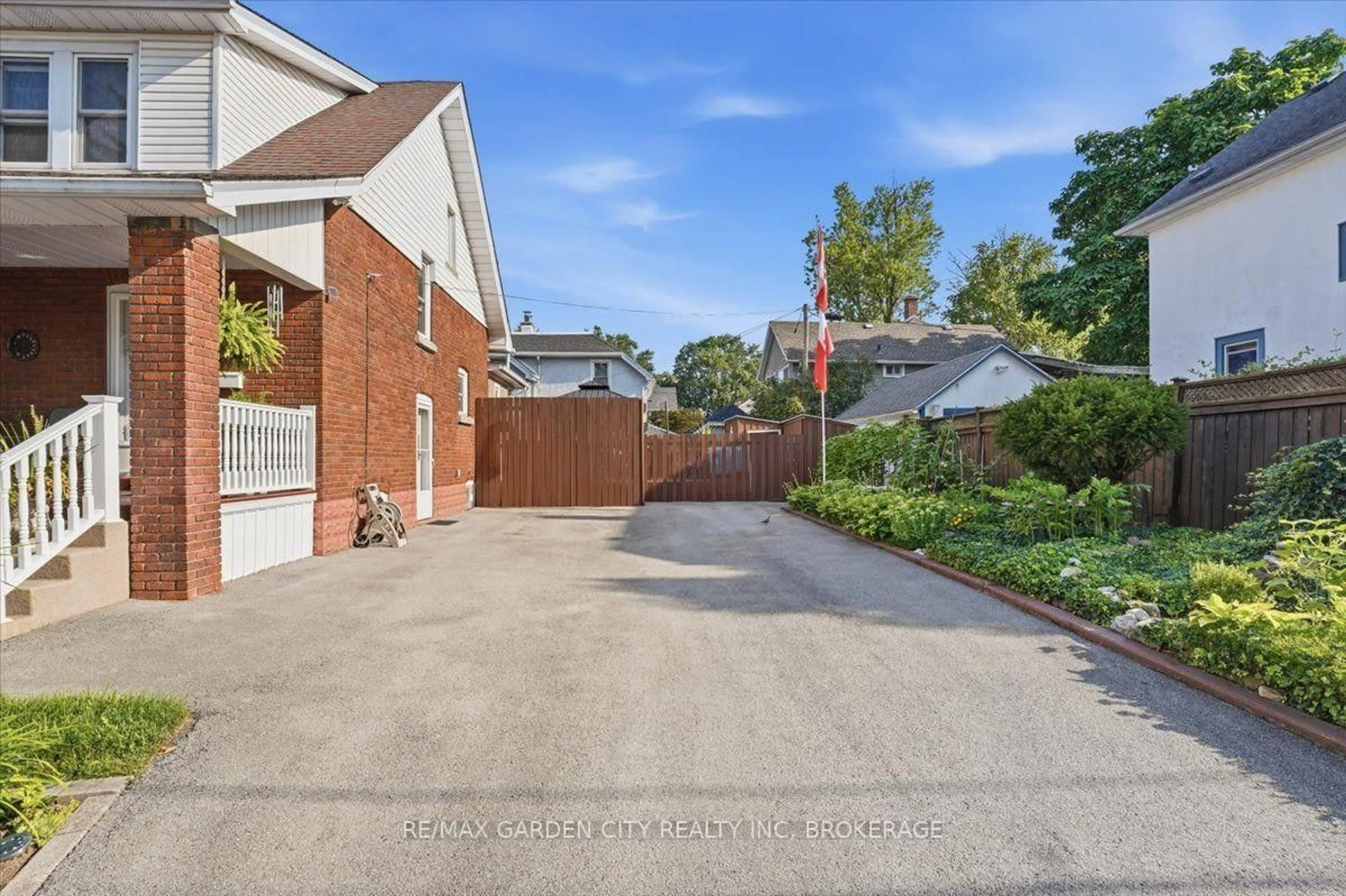 A pic from outside/outdoor area/front of a property/back of a property/a pic from drone, street for 38 FITCH St, Welland Ontario L3C 4V2