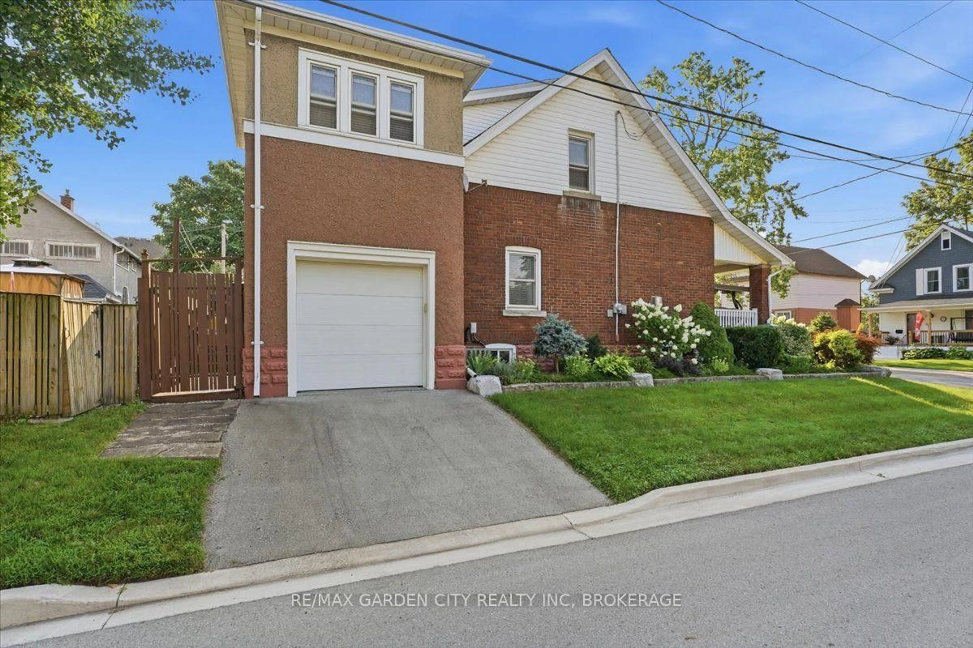 Home with brick exterior material, street for 38 FITCH St, Welland Ontario L3C 4V2