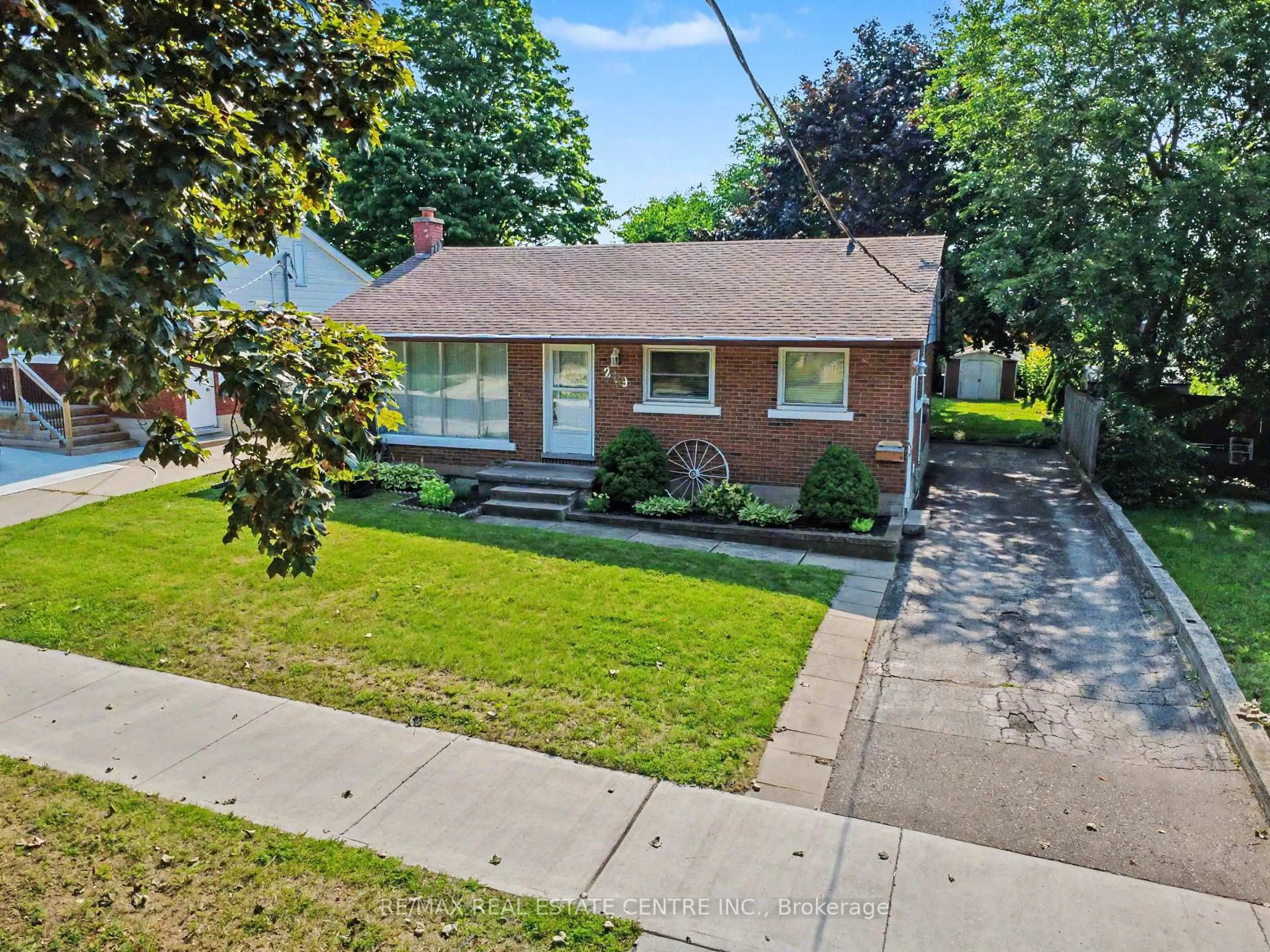 A pic from outside/outdoor area/front of a property/back of a property/a pic from drone, street for 209 Franklin St, Kitchener Ontario N2C 1R8