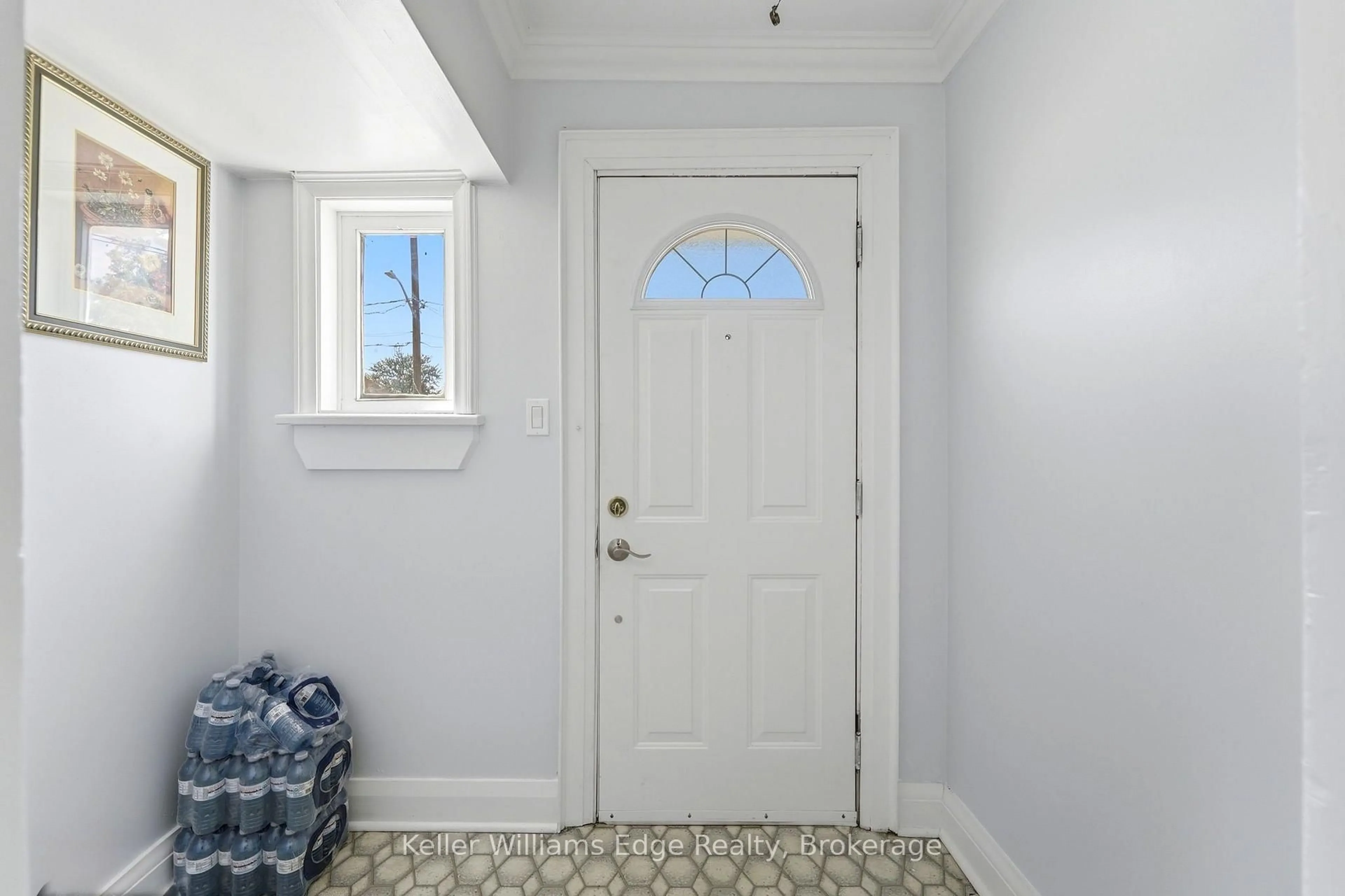 Indoor entryway for 4104 Broughton Ave, Niagara Falls Ontario L2E 3K6