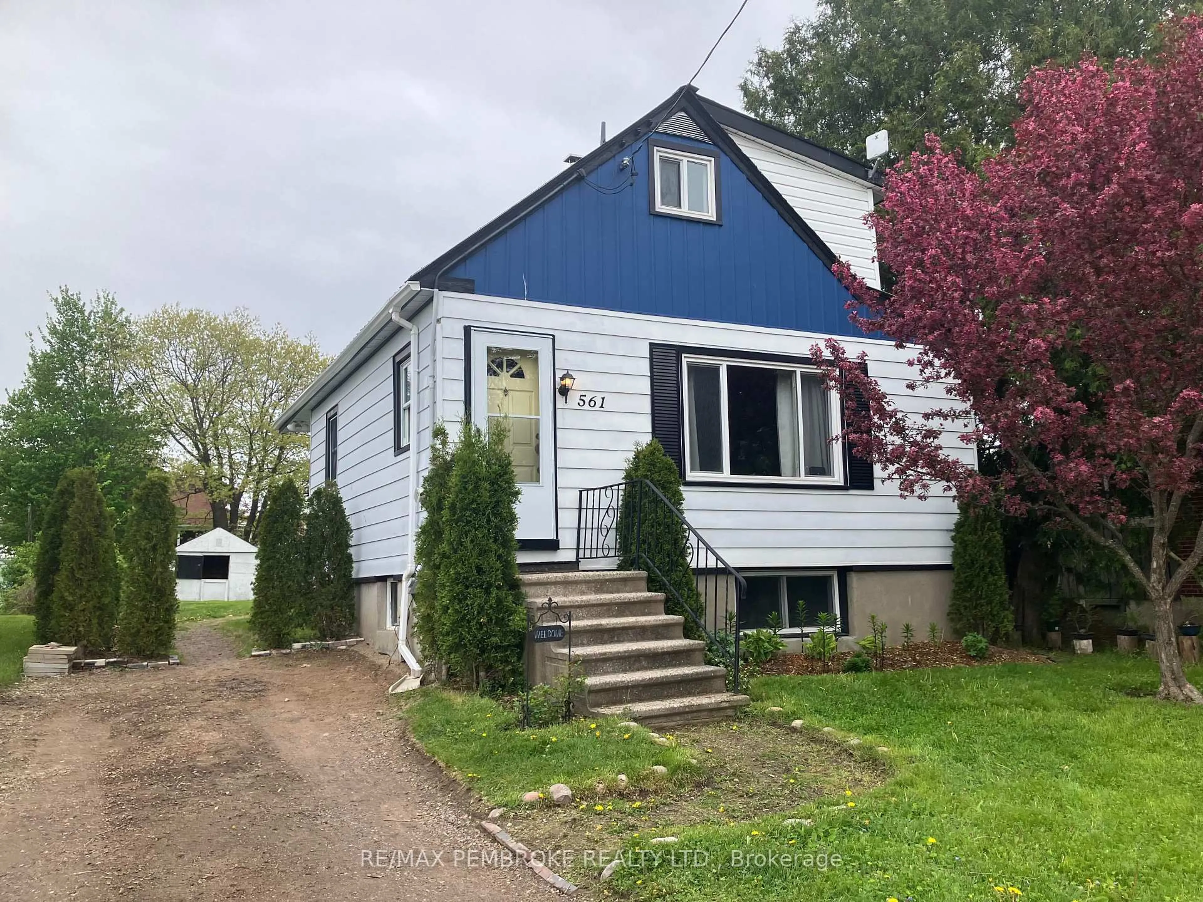 Home with vinyl exterior material, street for 561 Hamilton St, Laurentian Valley Ontario K8A 6N9
