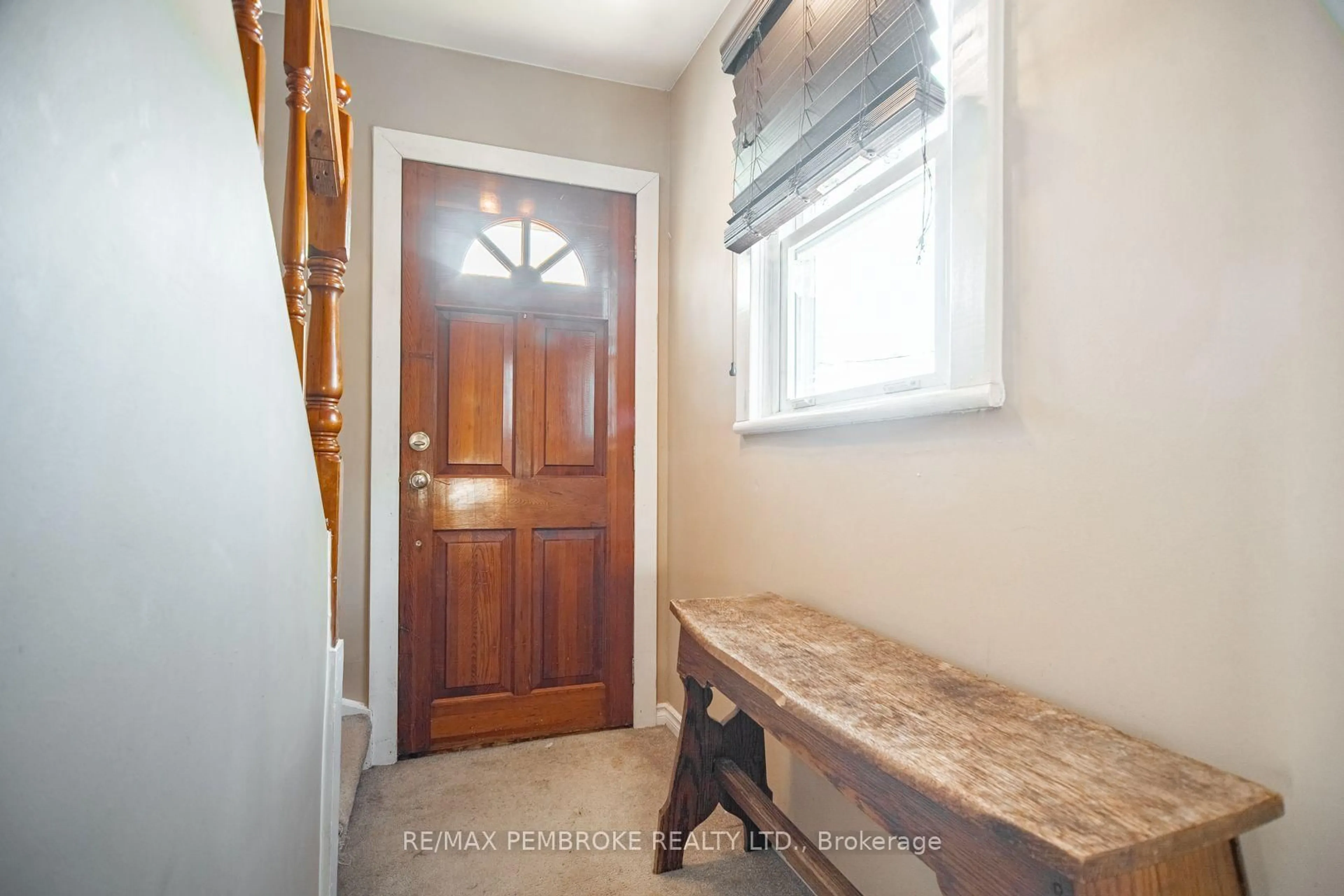 Indoor entryway for 561 Hamilton St, Laurentian Valley Ontario K8A 6N9