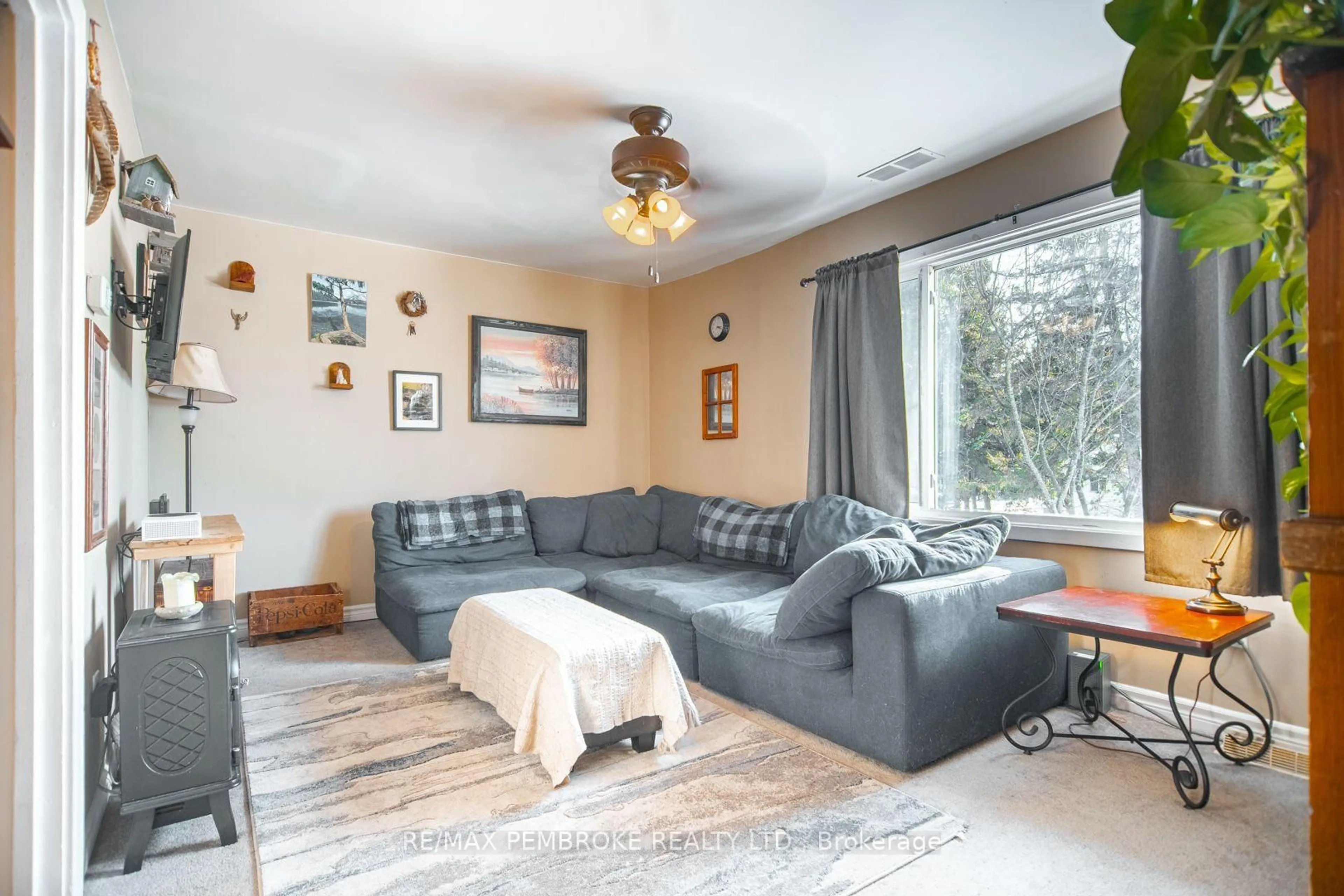 Living room with furniture, unknown for 561 Hamilton St, Laurentian Valley Ontario K8A 6N9