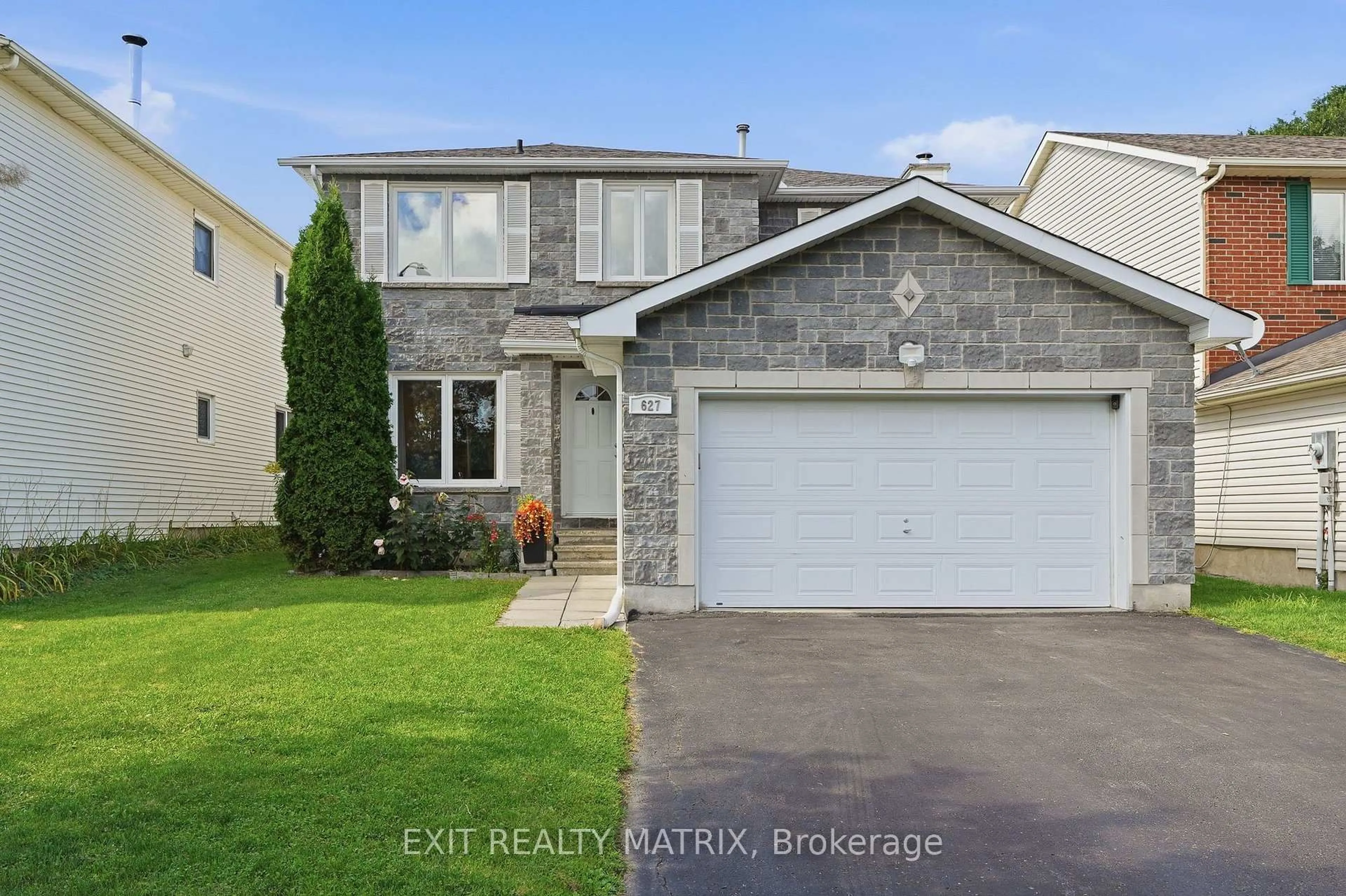 Home with vinyl exterior material, street for 627 Chenier Way, Ottawa Ontario K4A 1R5
