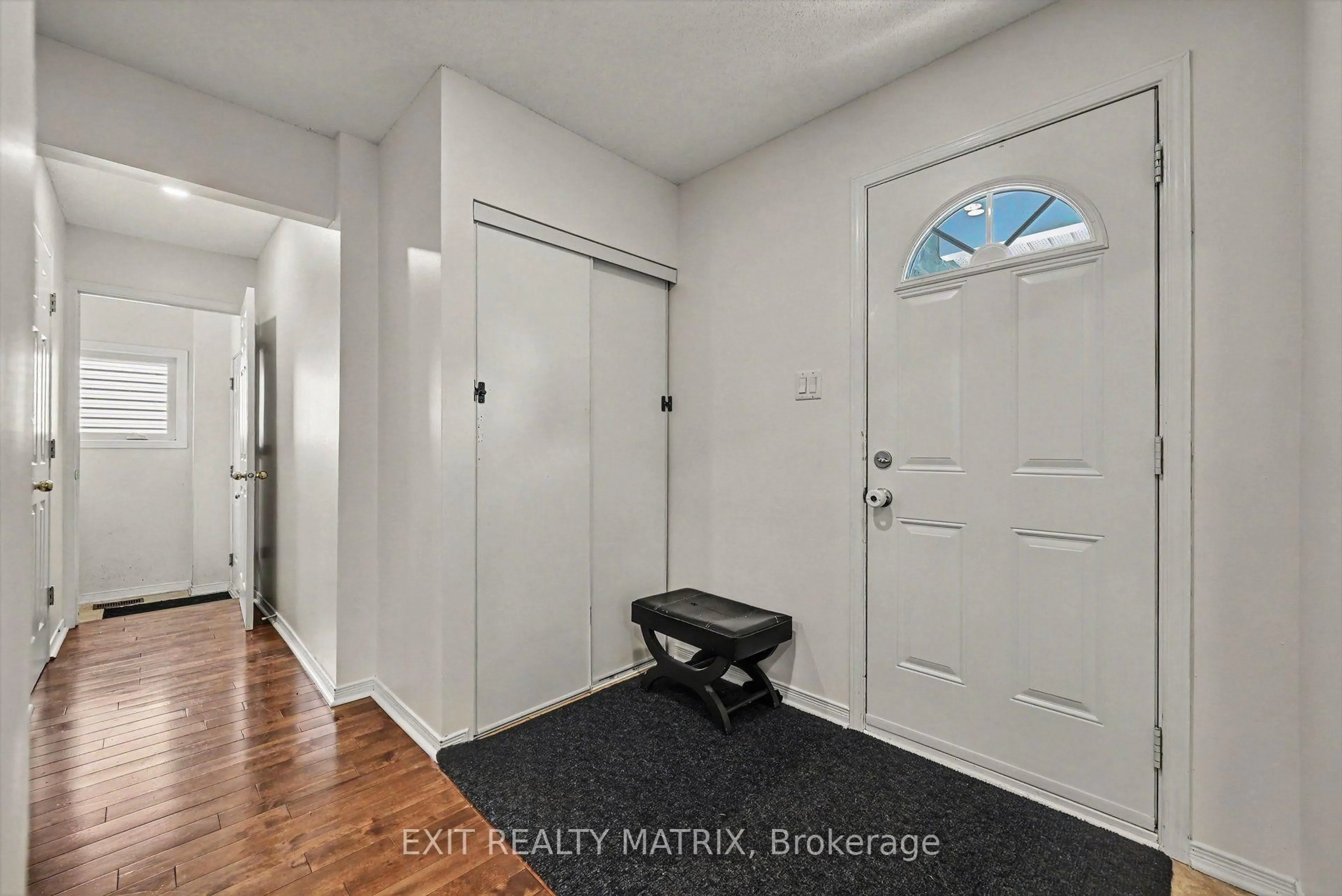 Indoor entryway for 627 Chenier Way, Ottawa Ontario K4A 1R5