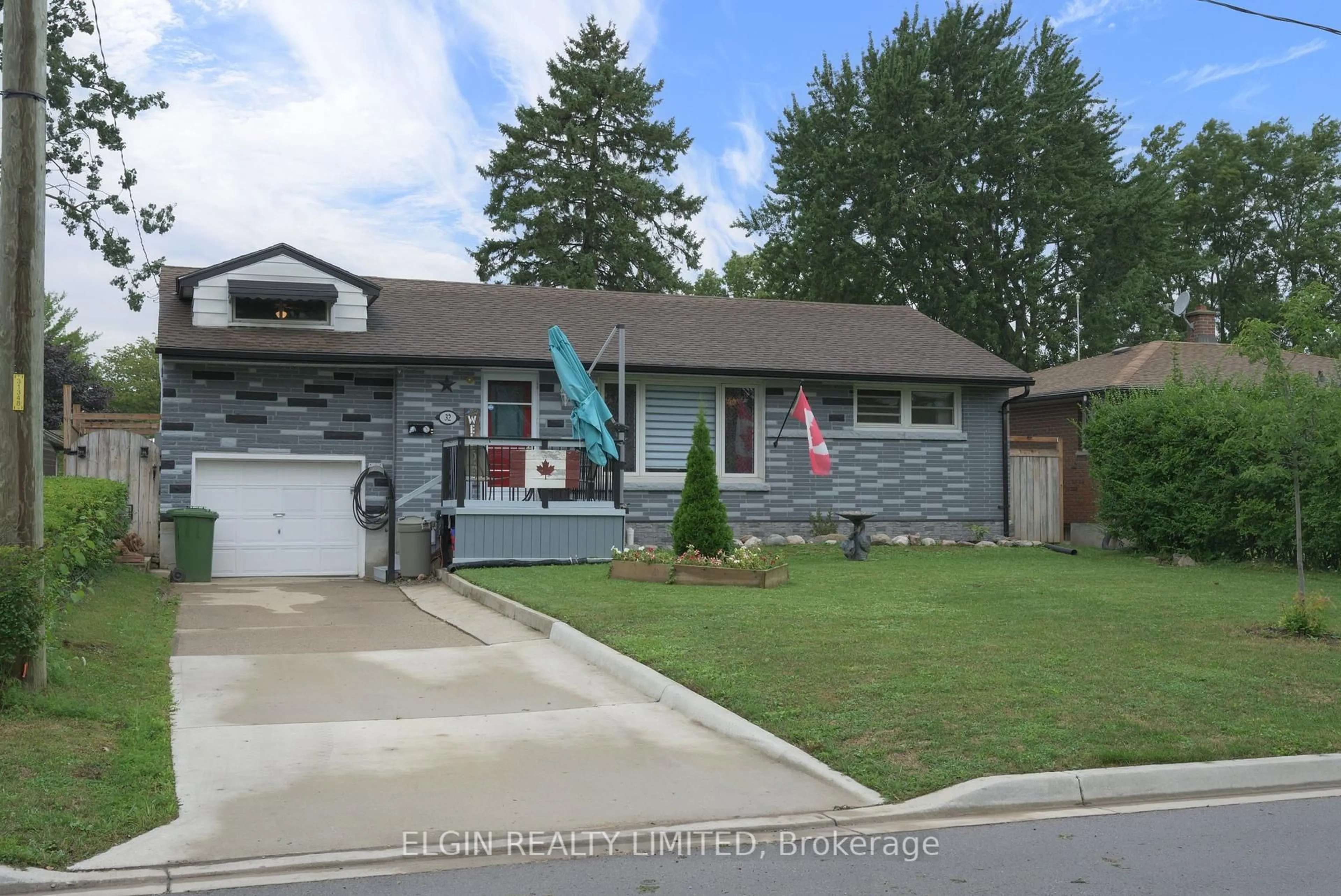 Home with vinyl exterior material, street for 32 Coyne St, St. Thomas Ontario N5R 4X8