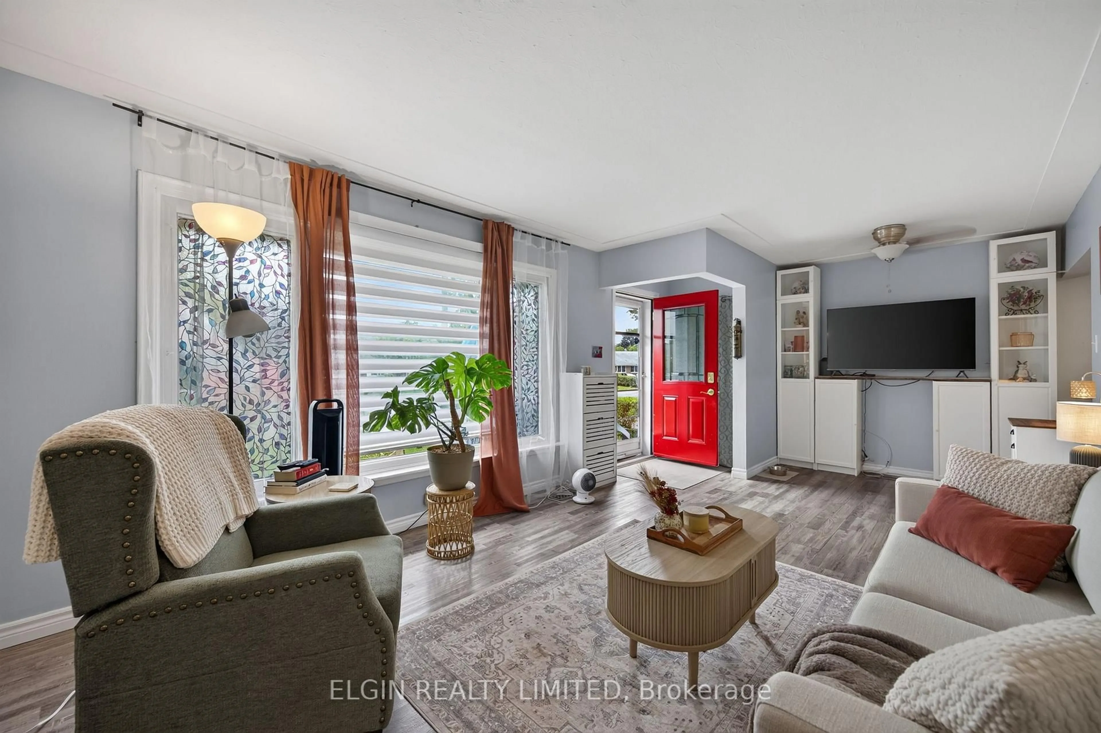 Living room with furniture, unknown for 32 Coyne St, St. Thomas Ontario N5R 4X8
