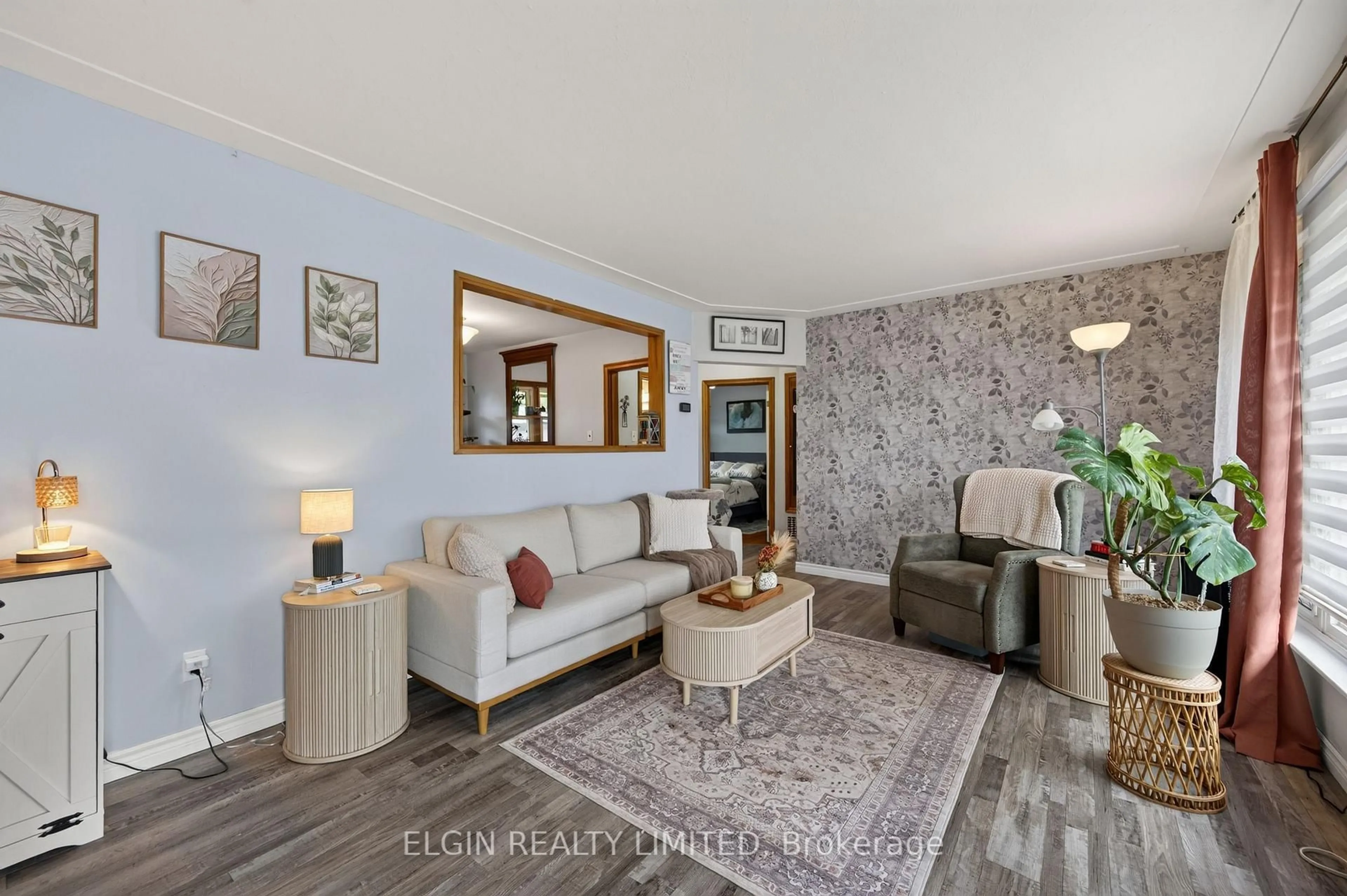 Living room with furniture, unknown for 32 Coyne St, St. Thomas Ontario N5R 4X8