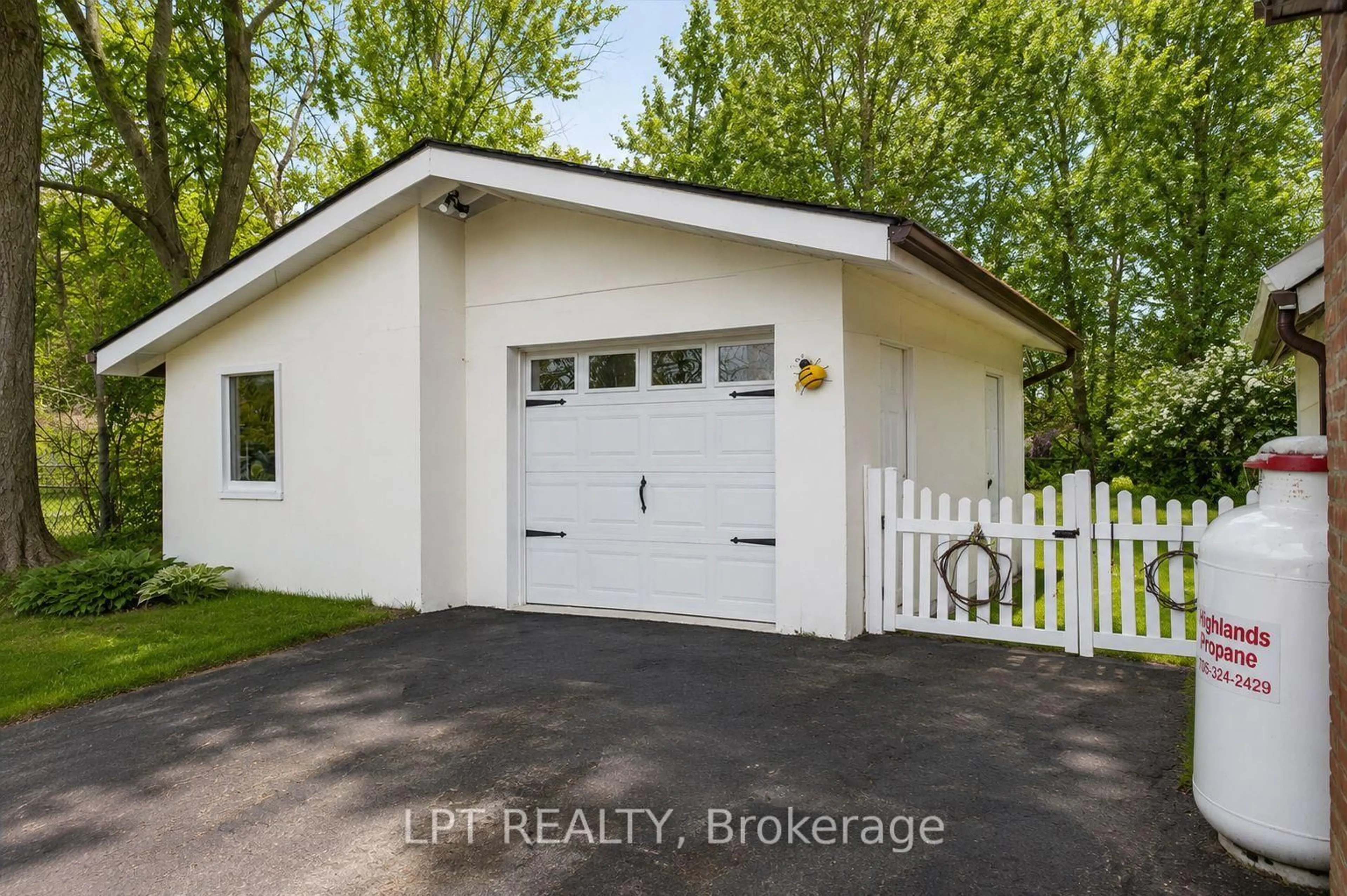 Indoor garage for 3472 Monck Rd, Kawartha Lakes Ontario K0M 1K0