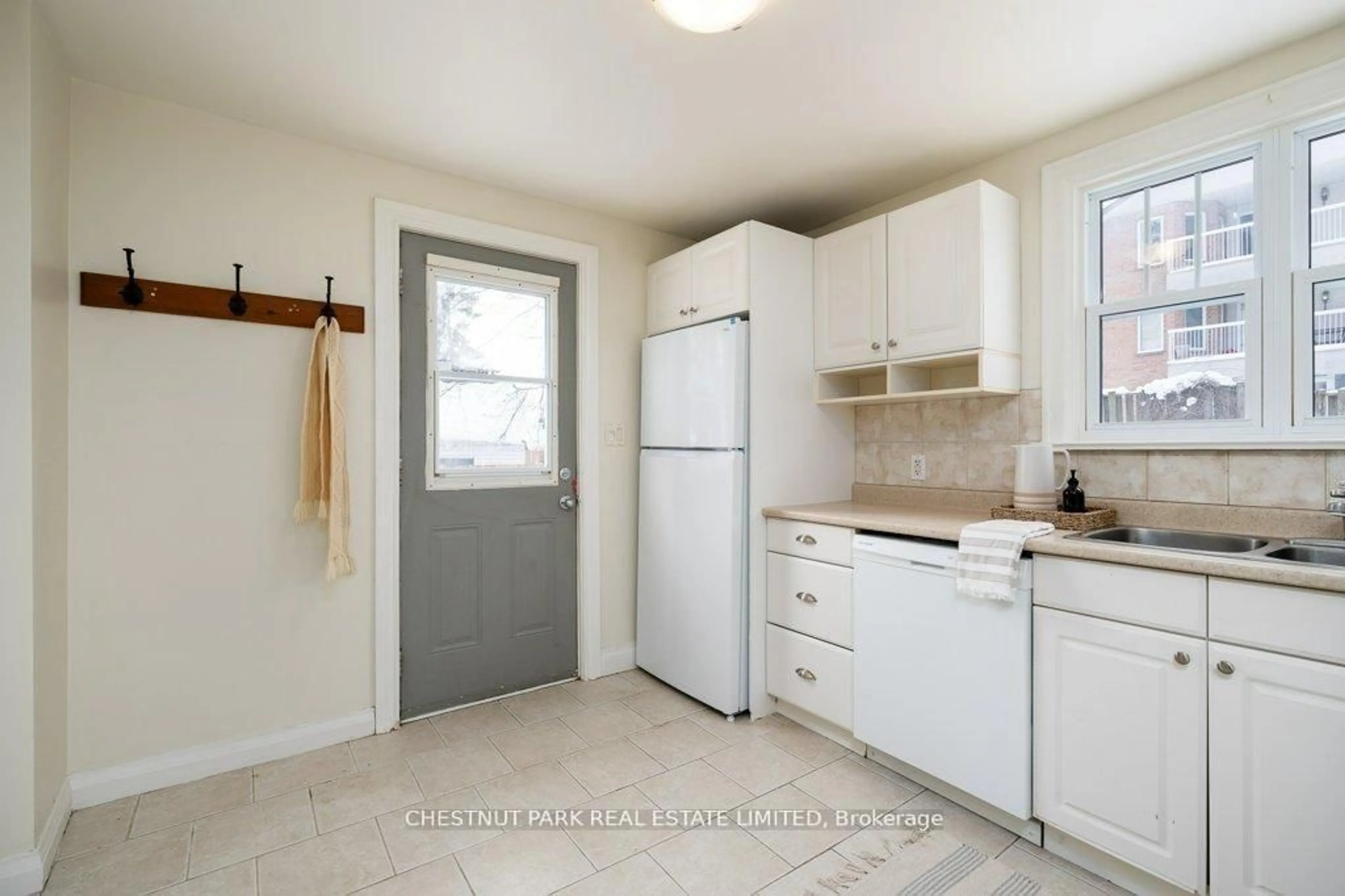 Standard kitchen, unknown for 31-33 Washburn St, Prince Edward County Ontario K0K 2T0