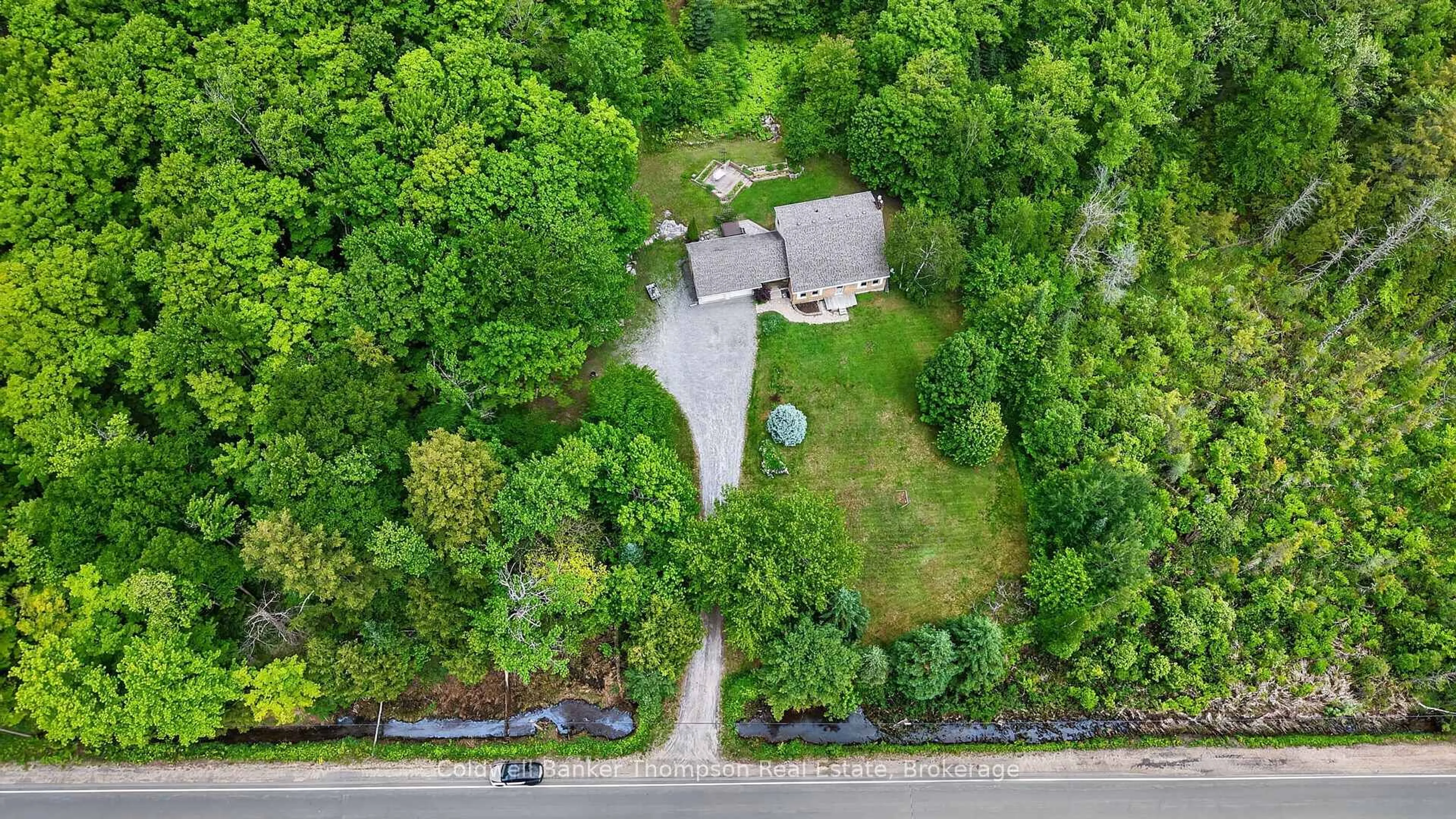 A pic from outside/outdoor area/front of a property/back of a property/a pic from drone, street for 1864 Brunel Rd, Huntsville Ontario P1H 2J3
