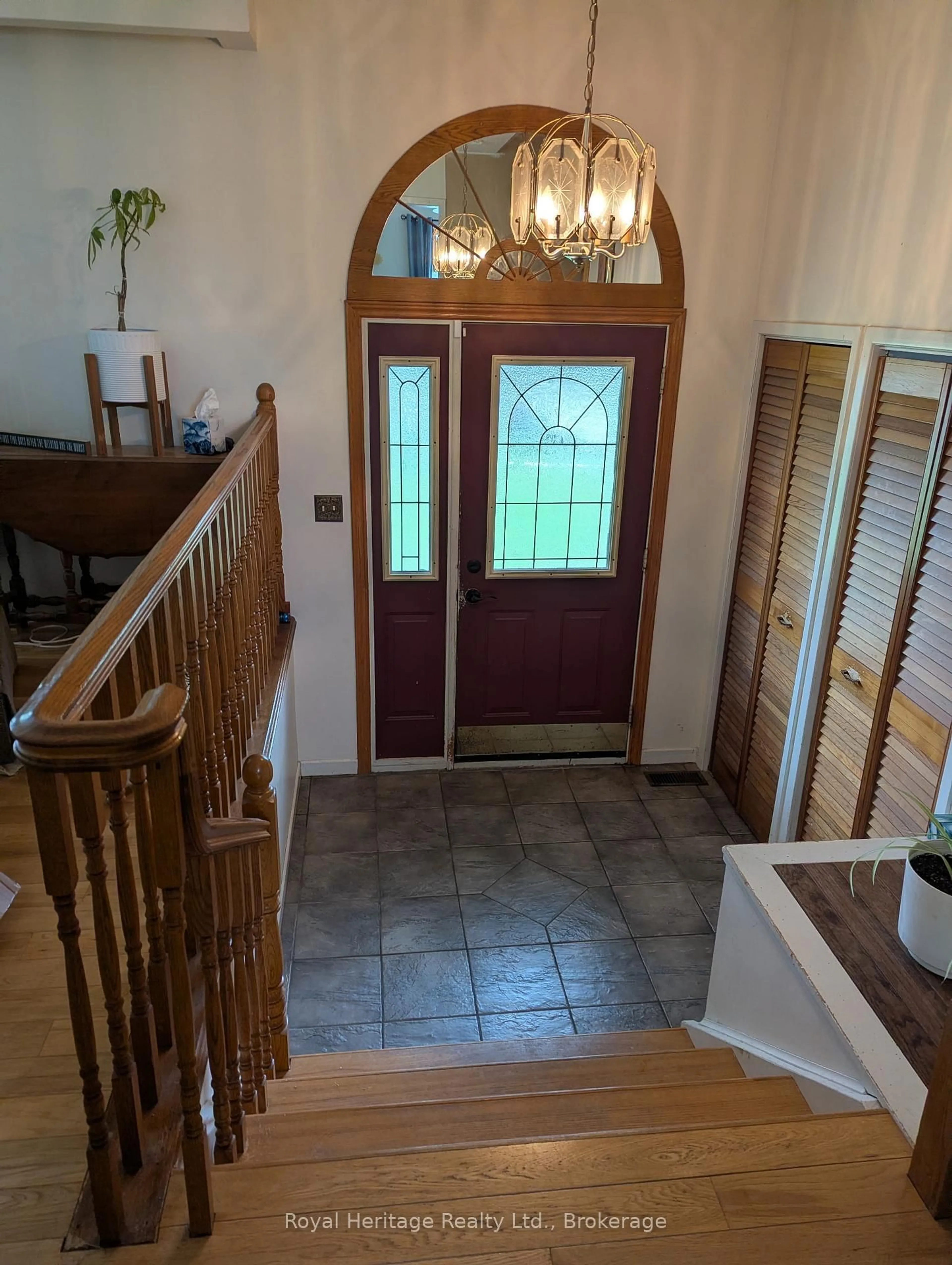 Indoor foyer for 36 RIVERVIEW Rd, Kawartha Lakes Ontario K9V 1B3