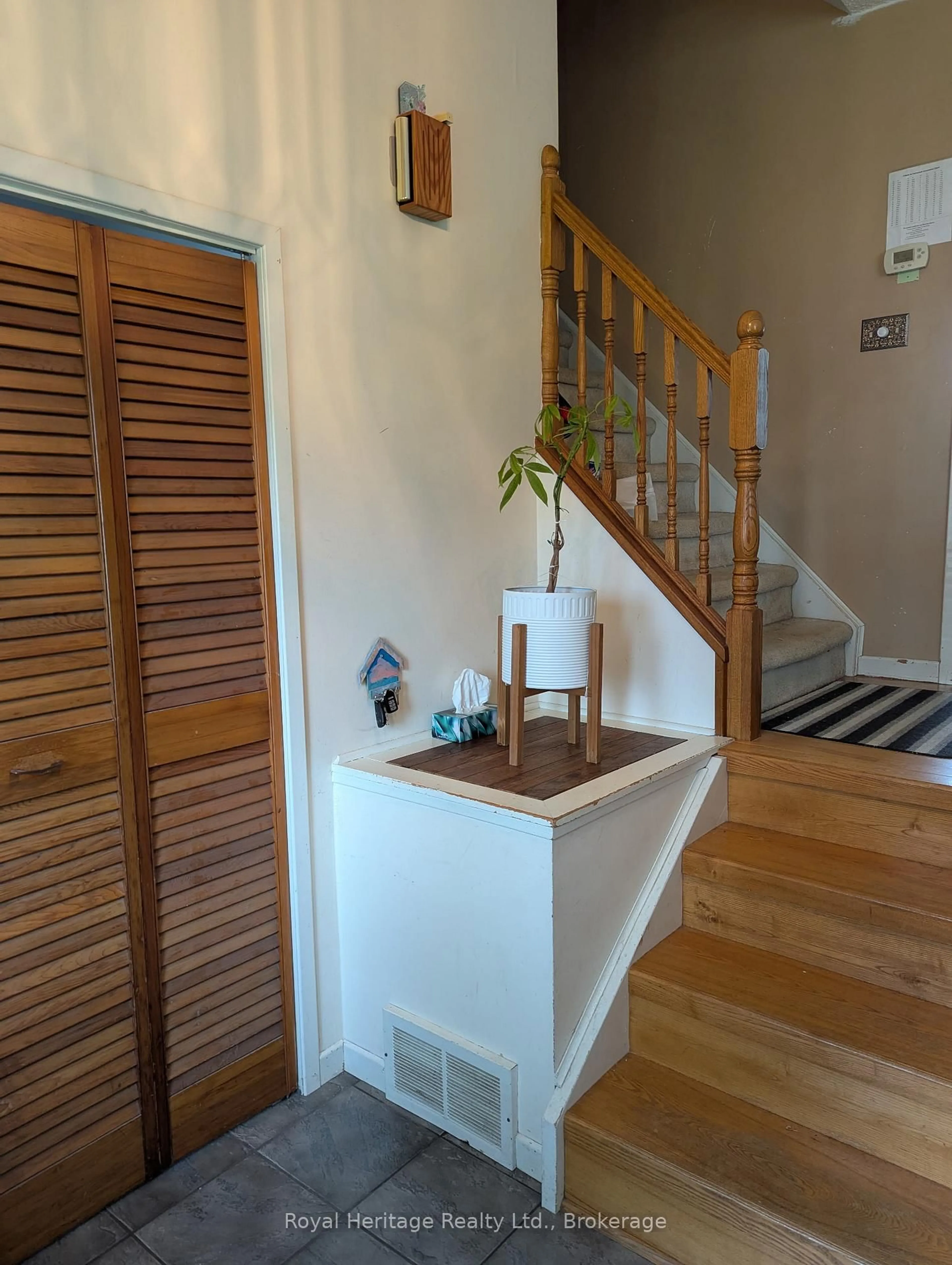 Indoor entryway for 36 RIVERVIEW Rd, Kawartha Lakes Ontario K9V 1B3