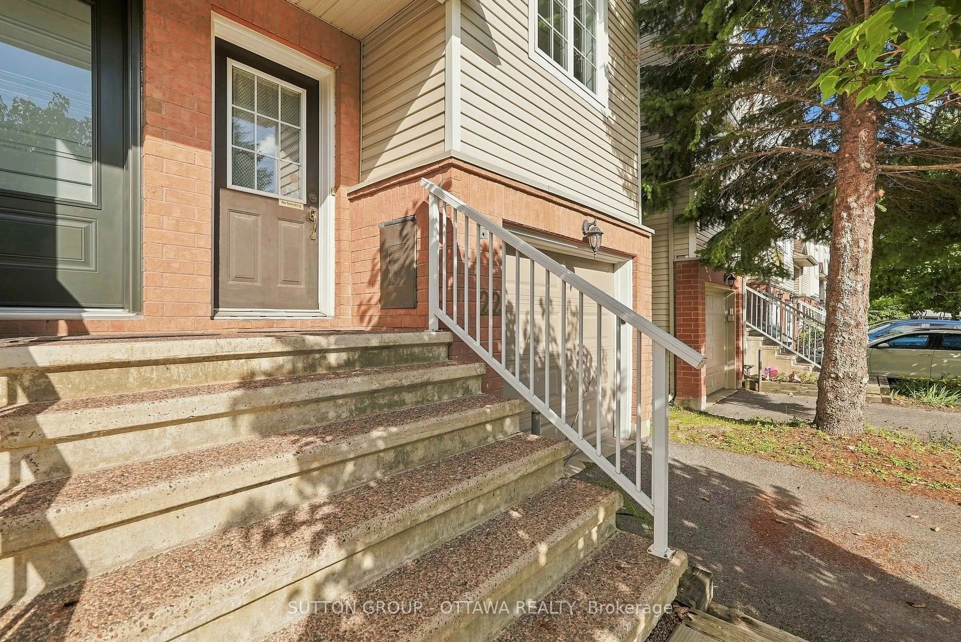 Stairs for 22 Manhattan Cres, Ottawa Ontario K2C 4B4