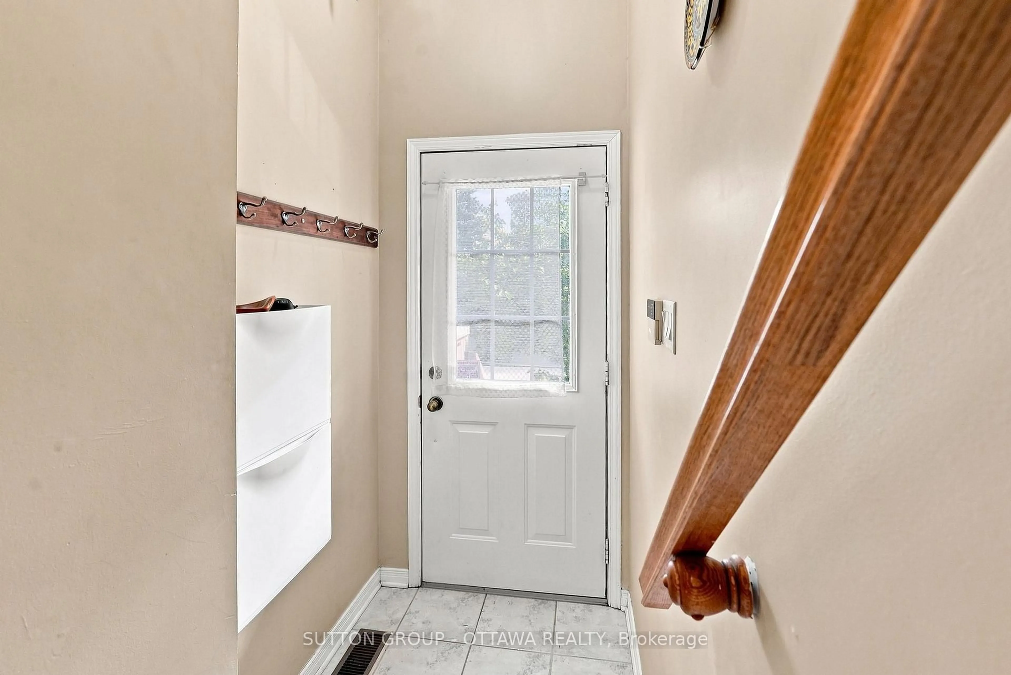 Indoor entryway for 22 Manhattan Cres, Ottawa Ontario K2C 4B4