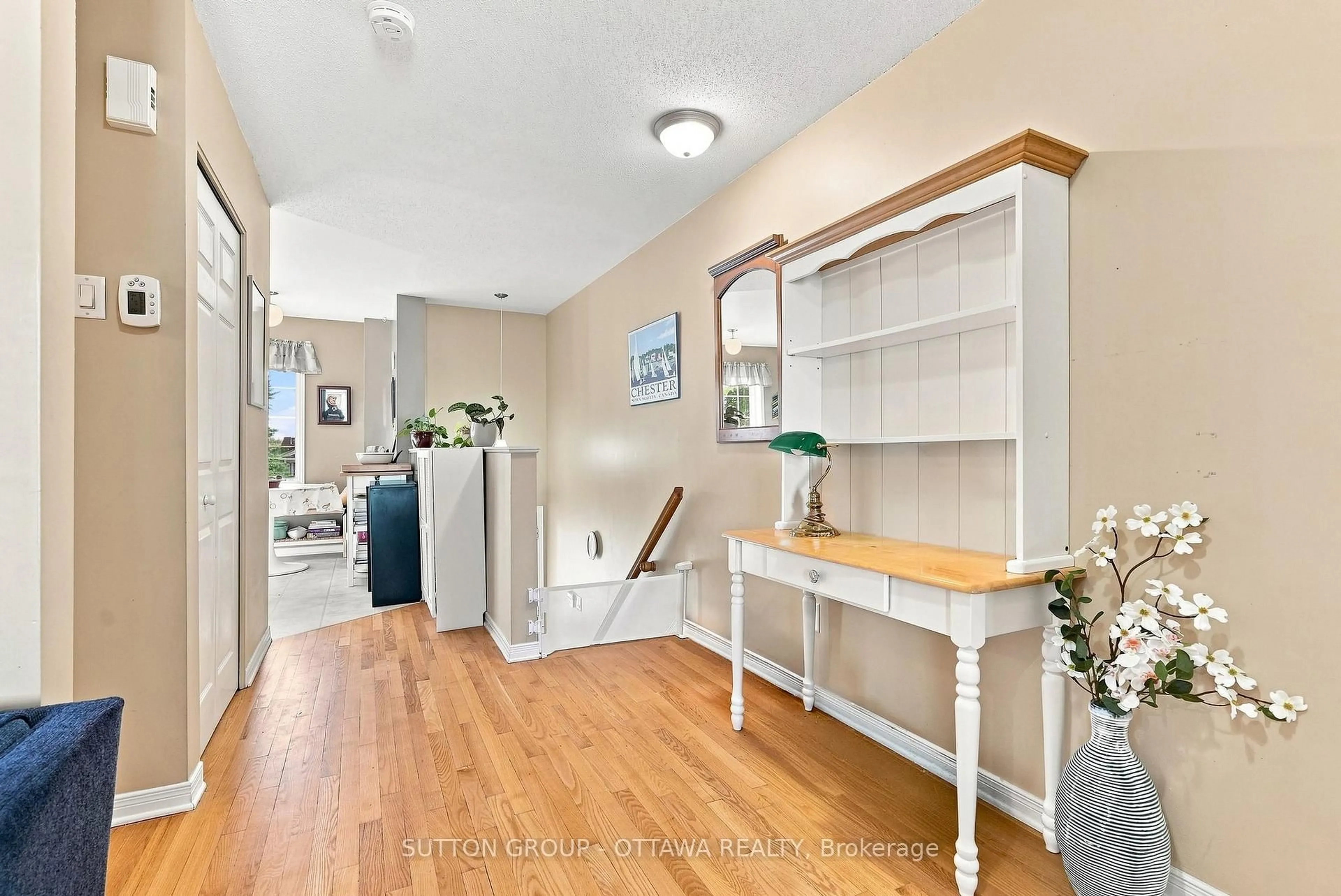 Indoor entryway for 22 Manhattan Cres, Ottawa Ontario K2C 4B4